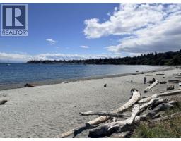 Kitchen - A 2550 Sinclair Rd, Saanich, BC V8N1B8 Photo 11