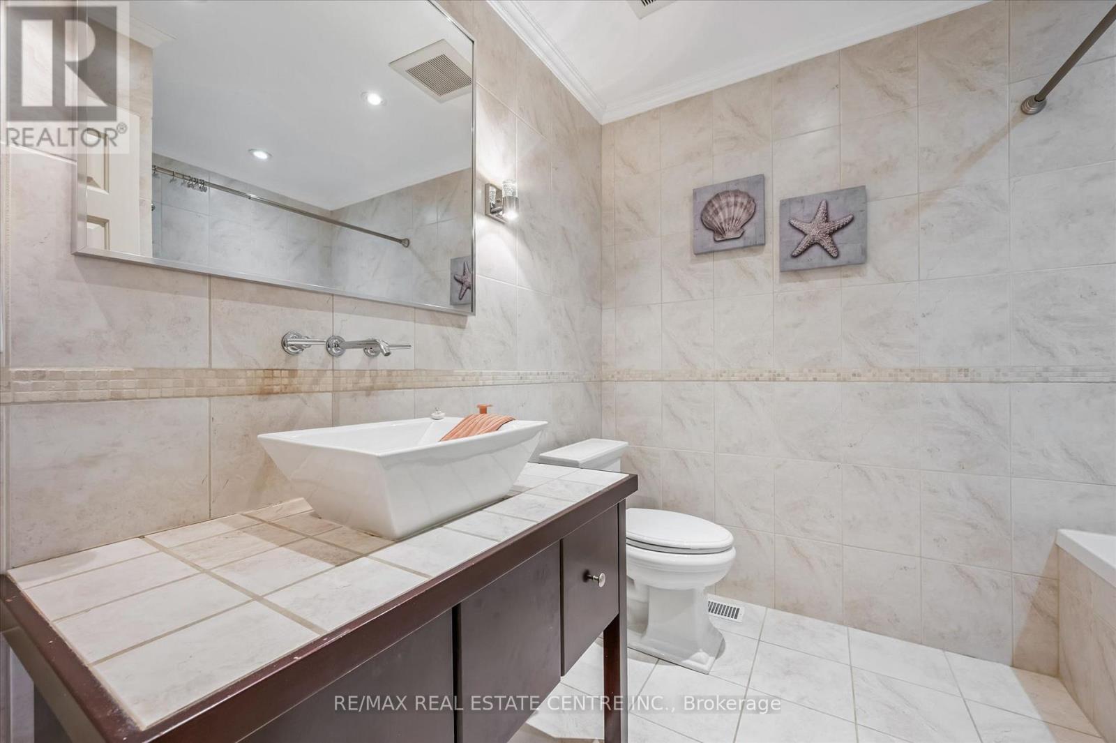 21 TINATAWA COURT - 14