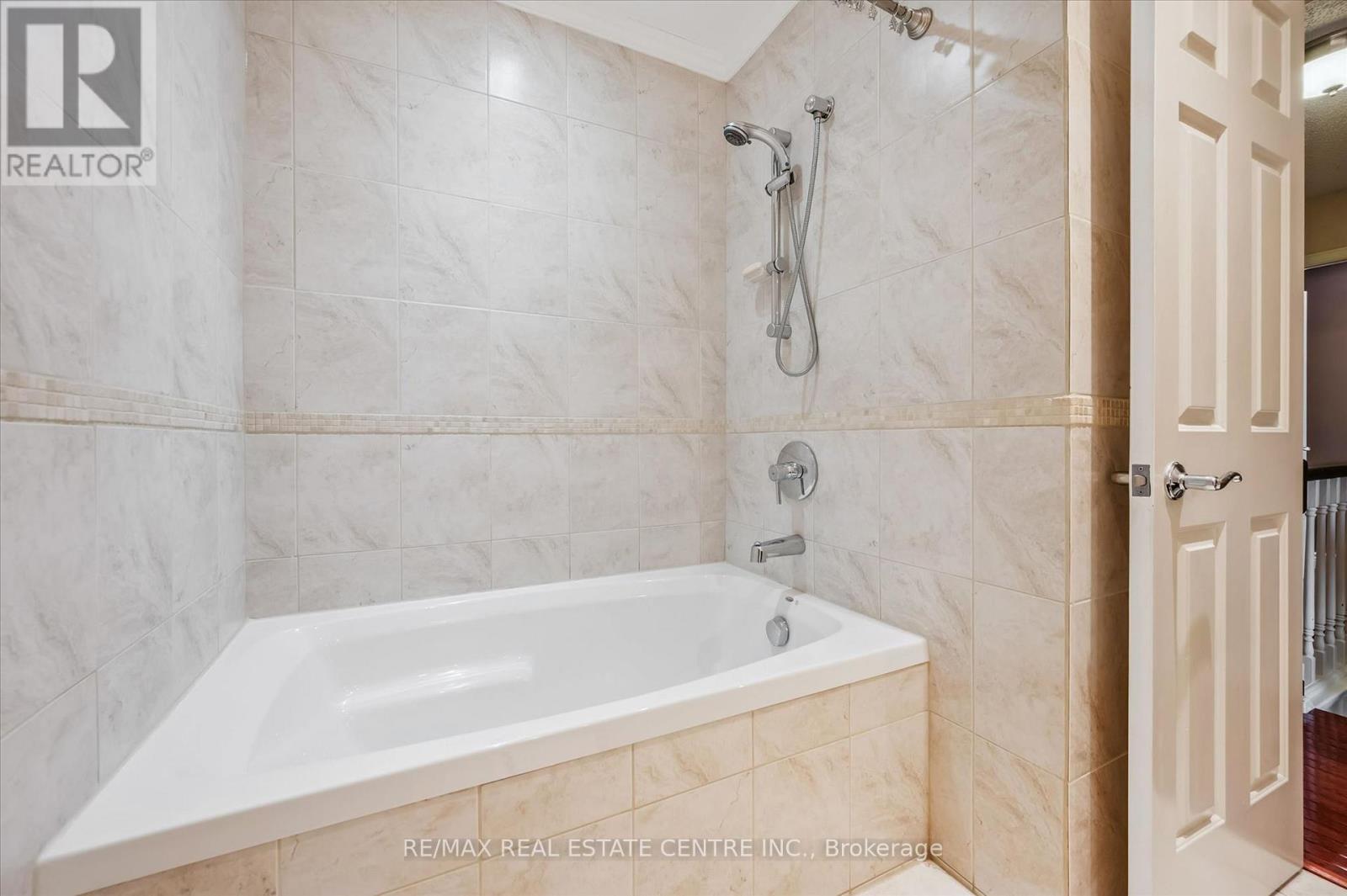 21 TINATAWA COURT - 15