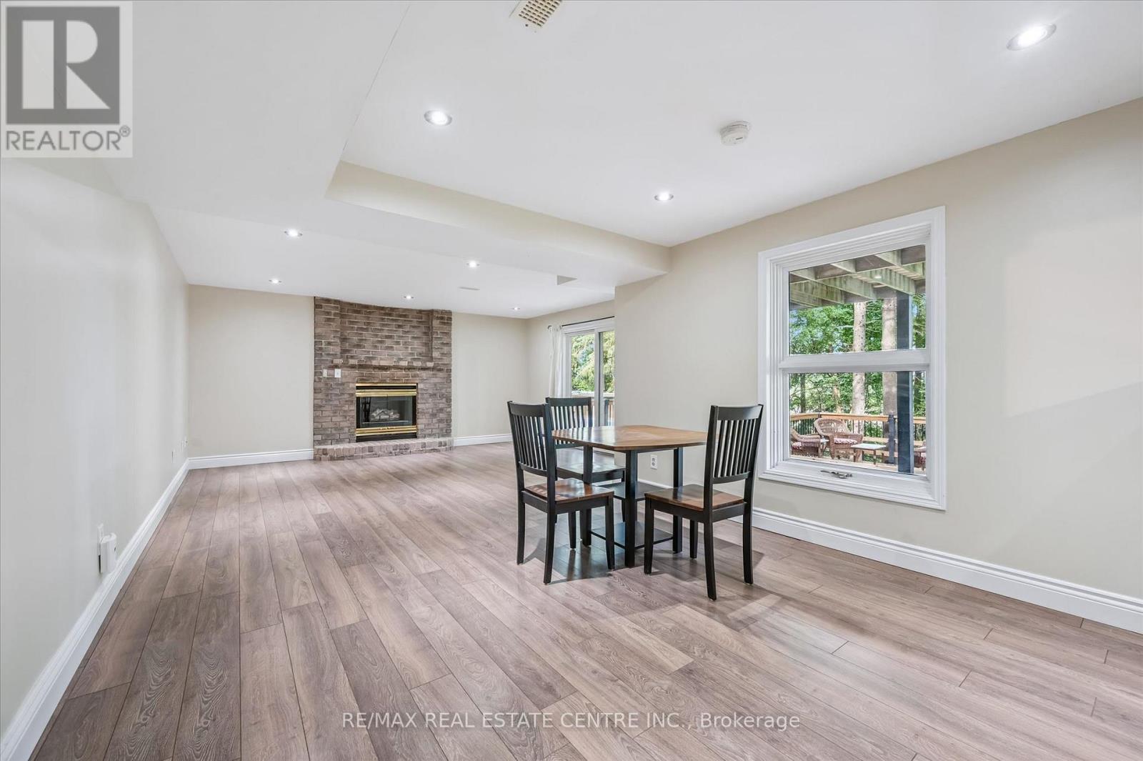 21 TINATAWA COURT - 19