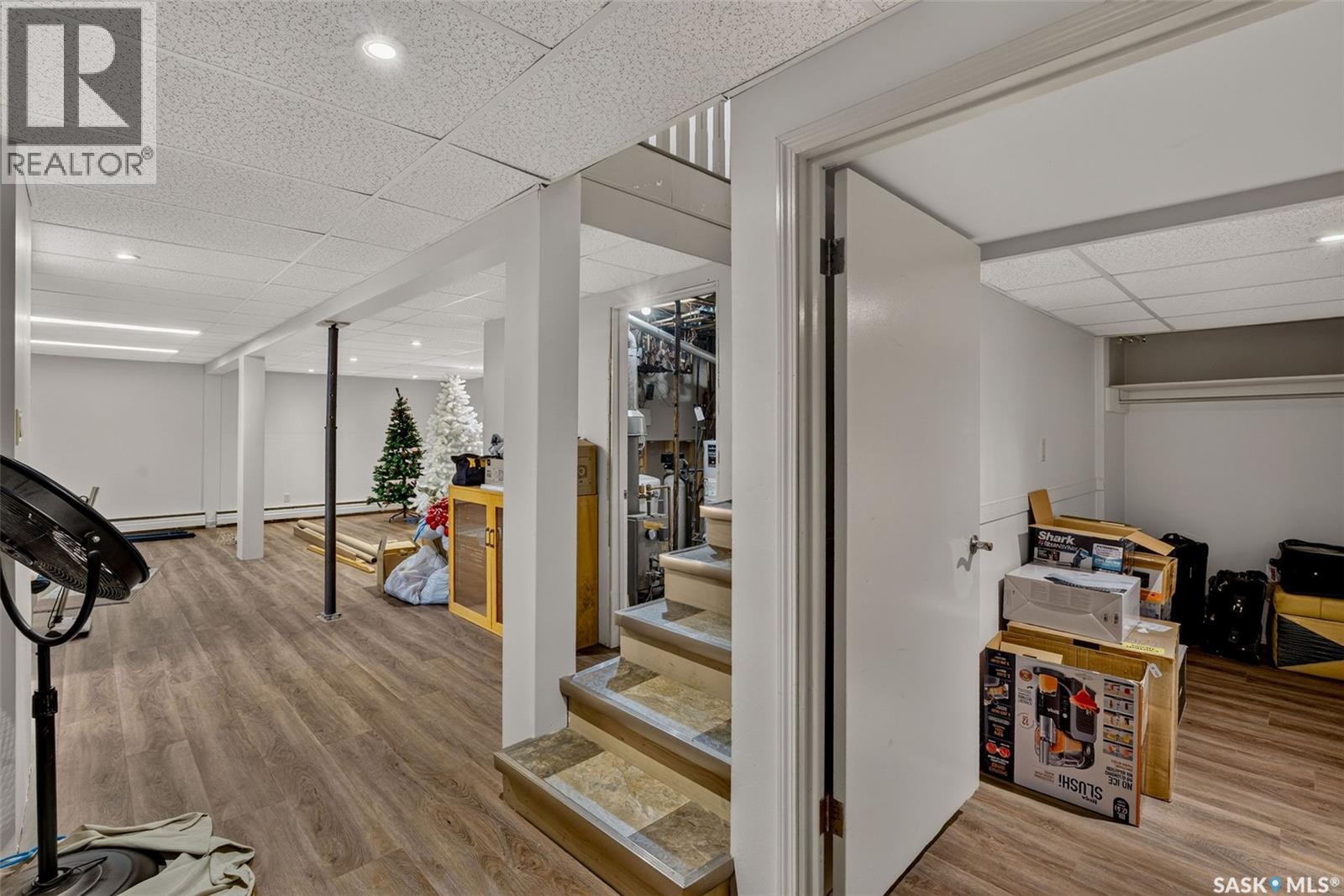 1131 6th STREET E - Image 33