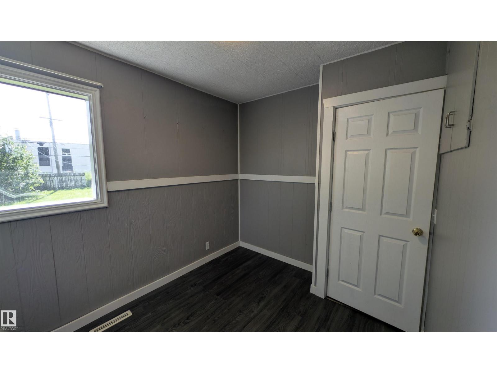 5216 51 AV - Image 16