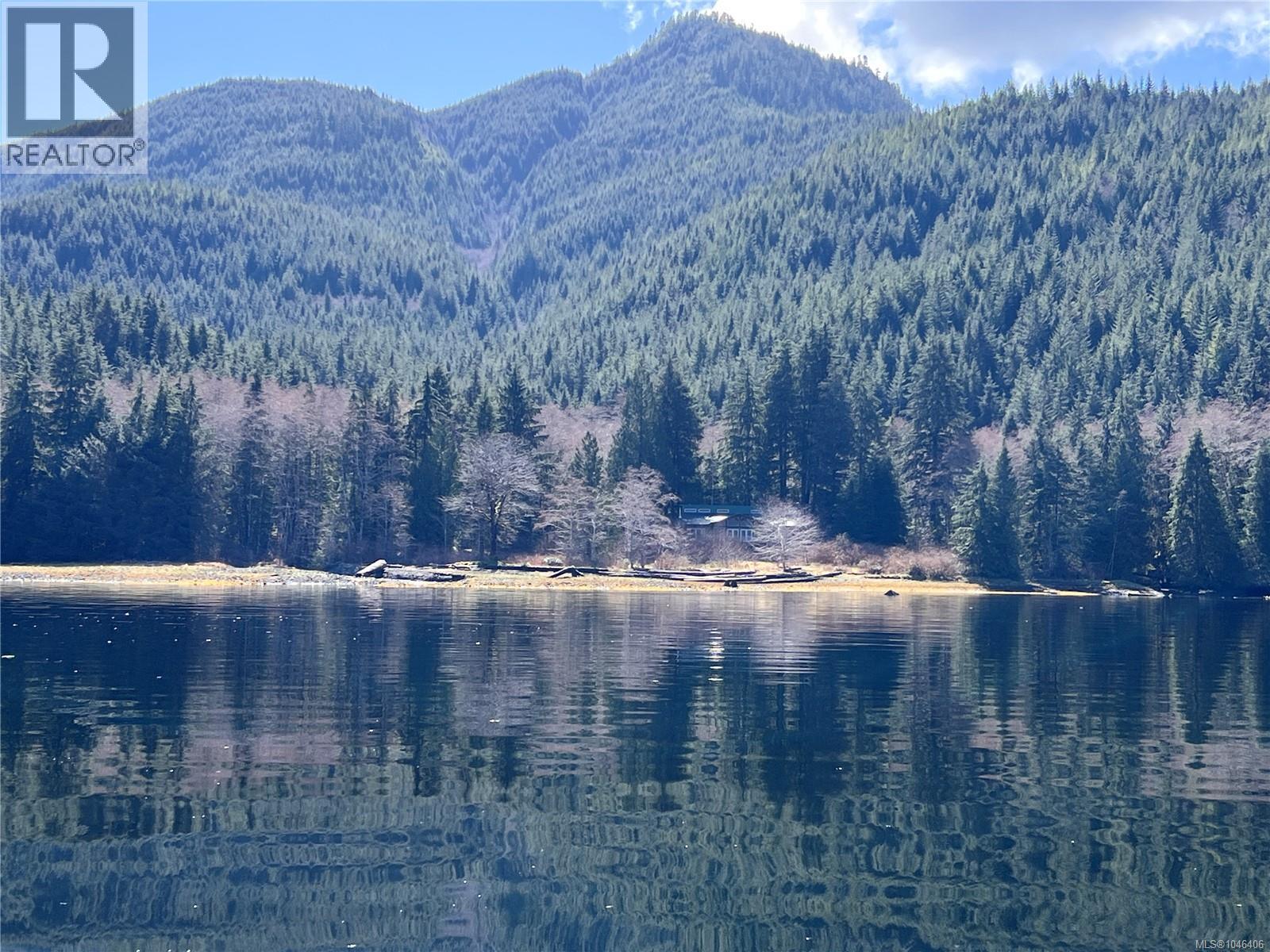 DL389 McBride Bay - main photo