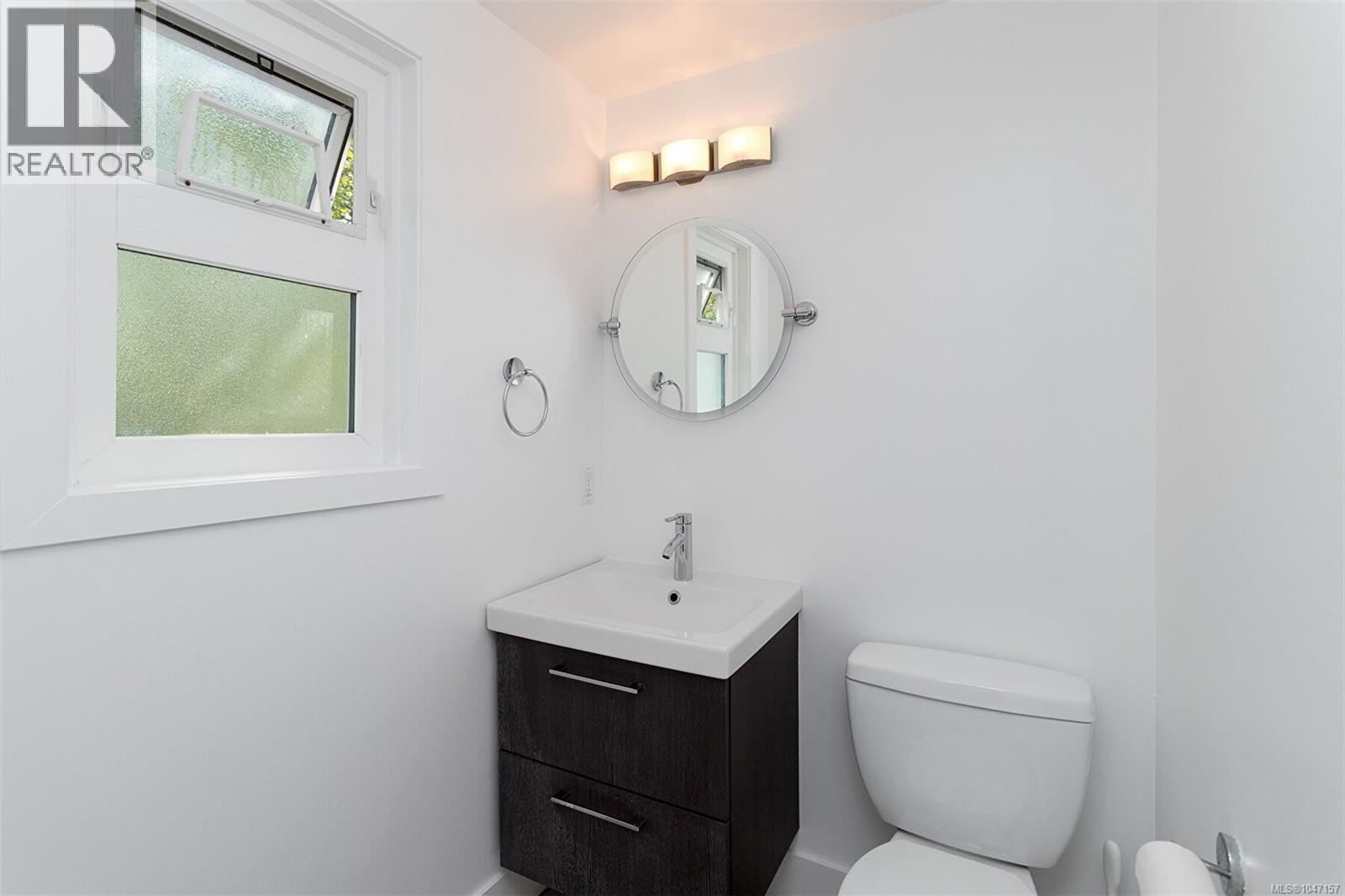 1822 Fairhurst Ave, Saanich
