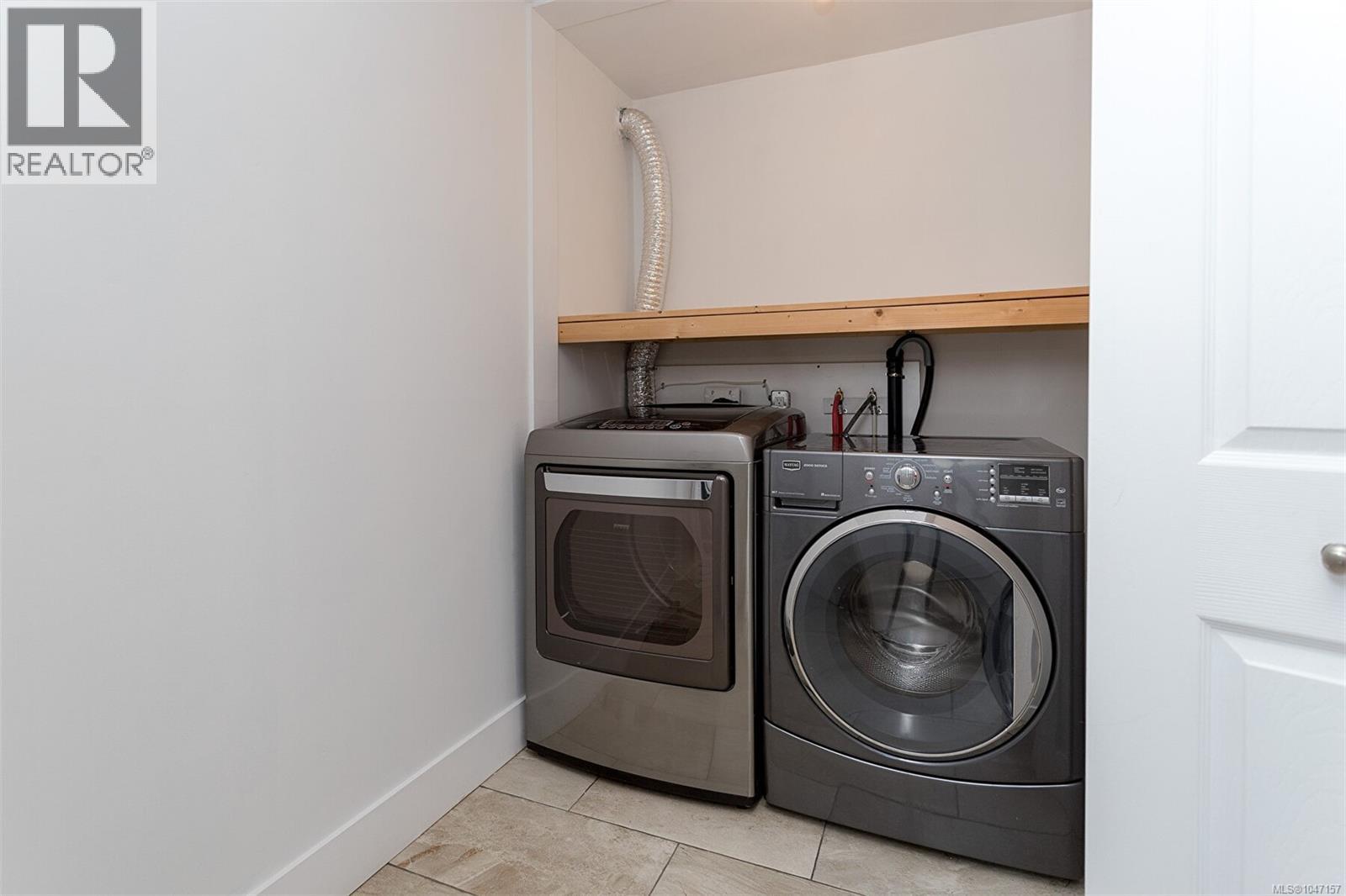 1822 Fairhurst Ave, Saanich