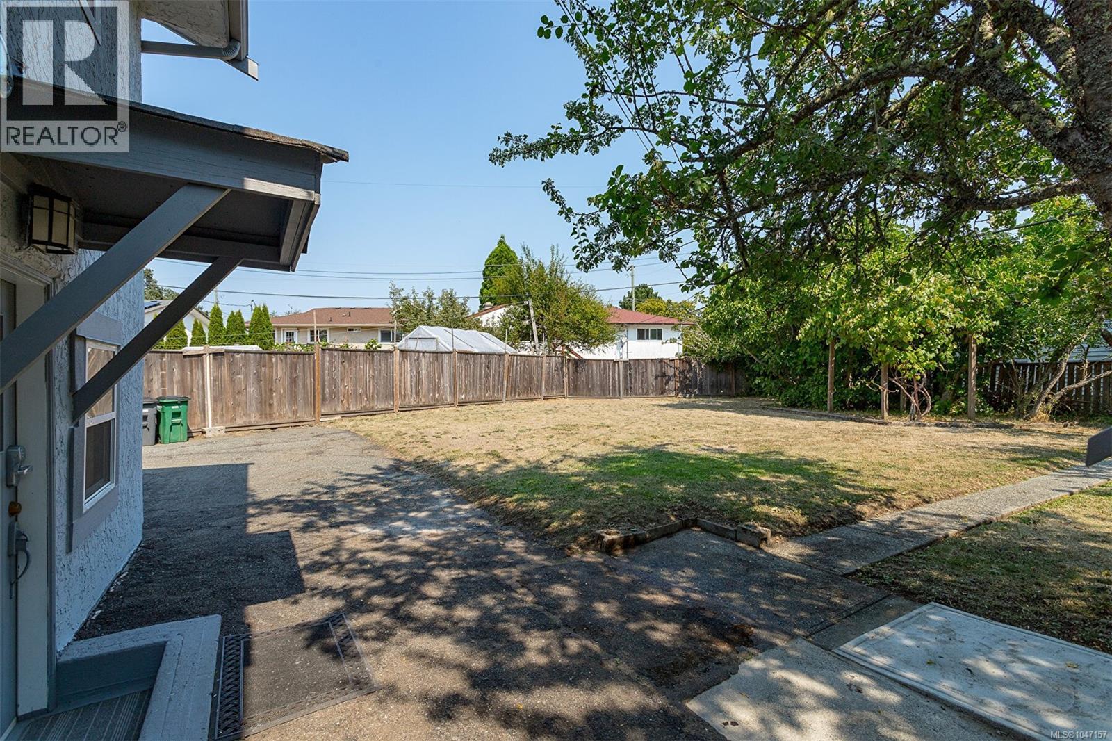1822 Fairhurst Ave, Saanich