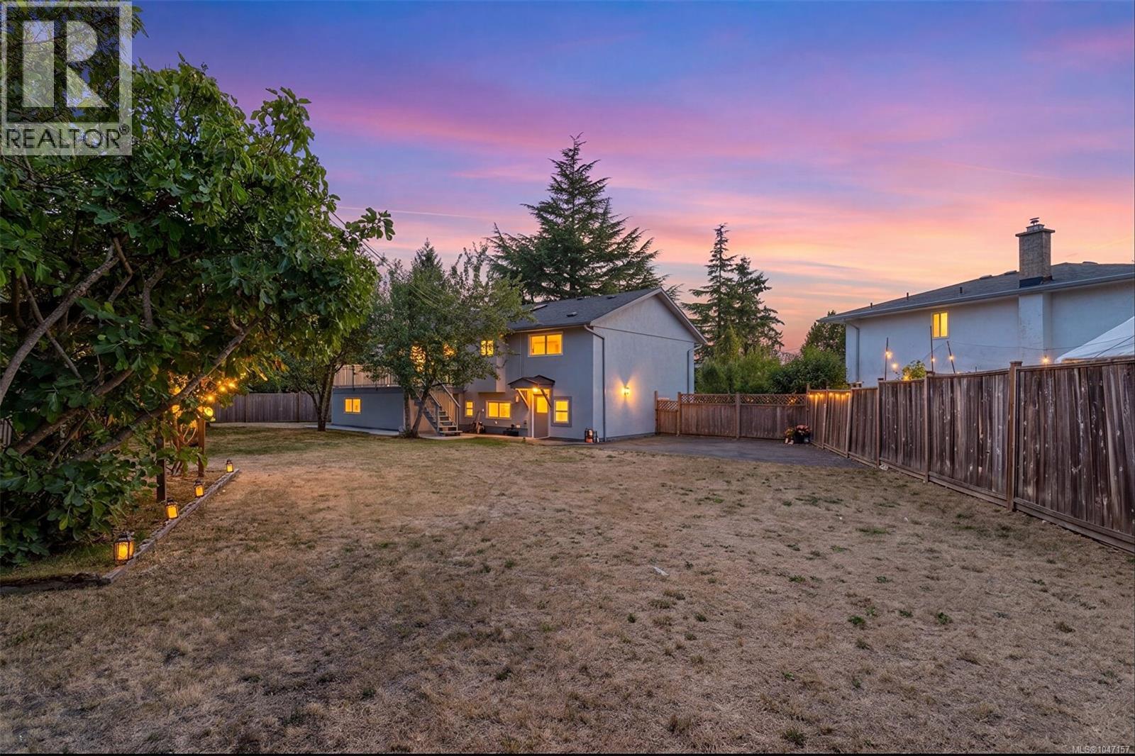 1822 Fairhurst Ave, Saanich