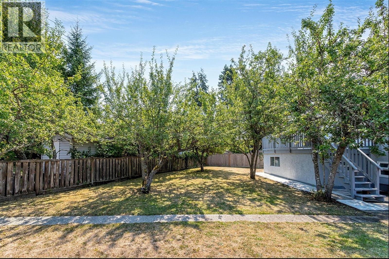 1822 Fairhurst Ave, Saanich