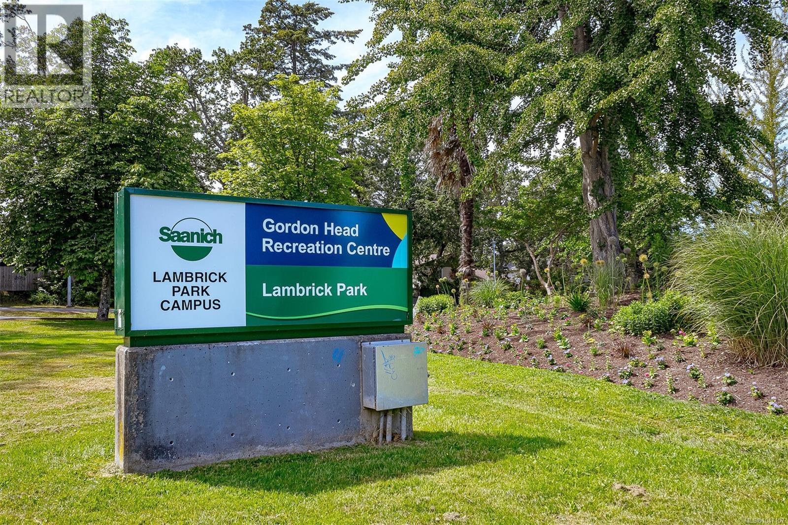 1822 Fairhurst Ave, Saanich