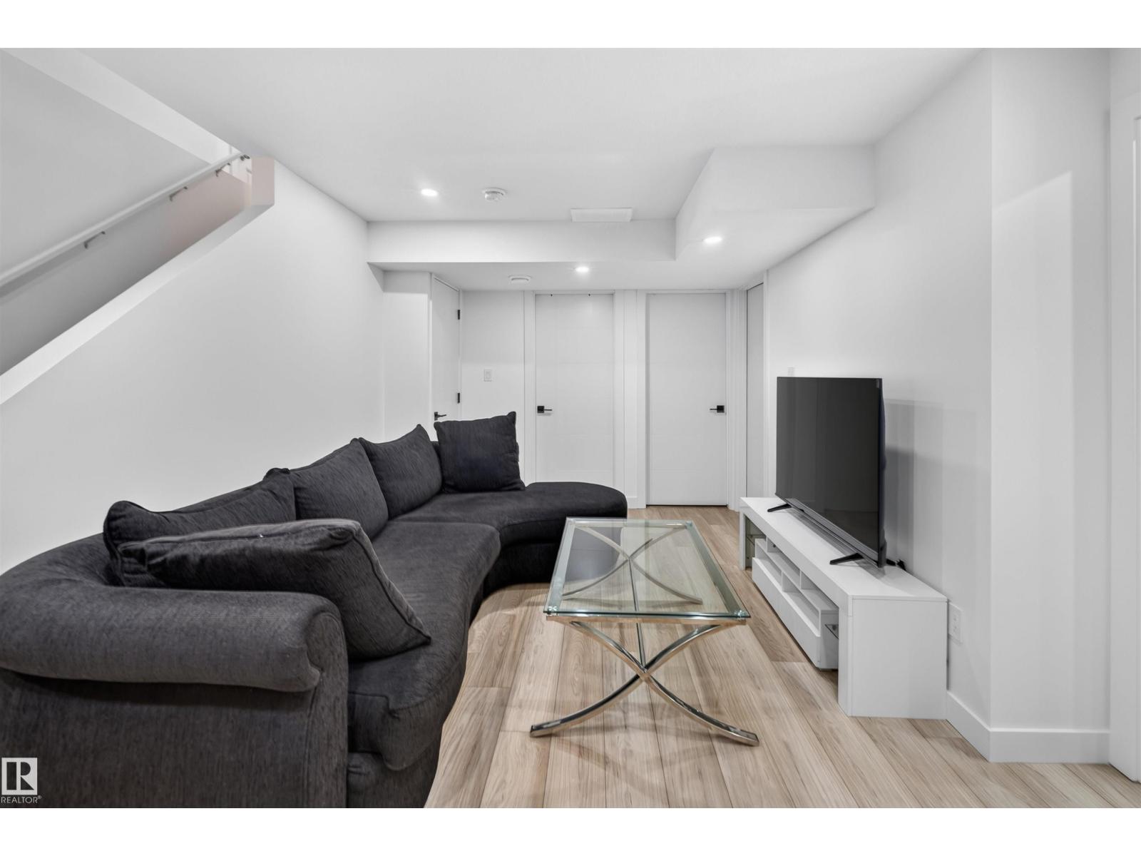1676 27 ST NW - 27