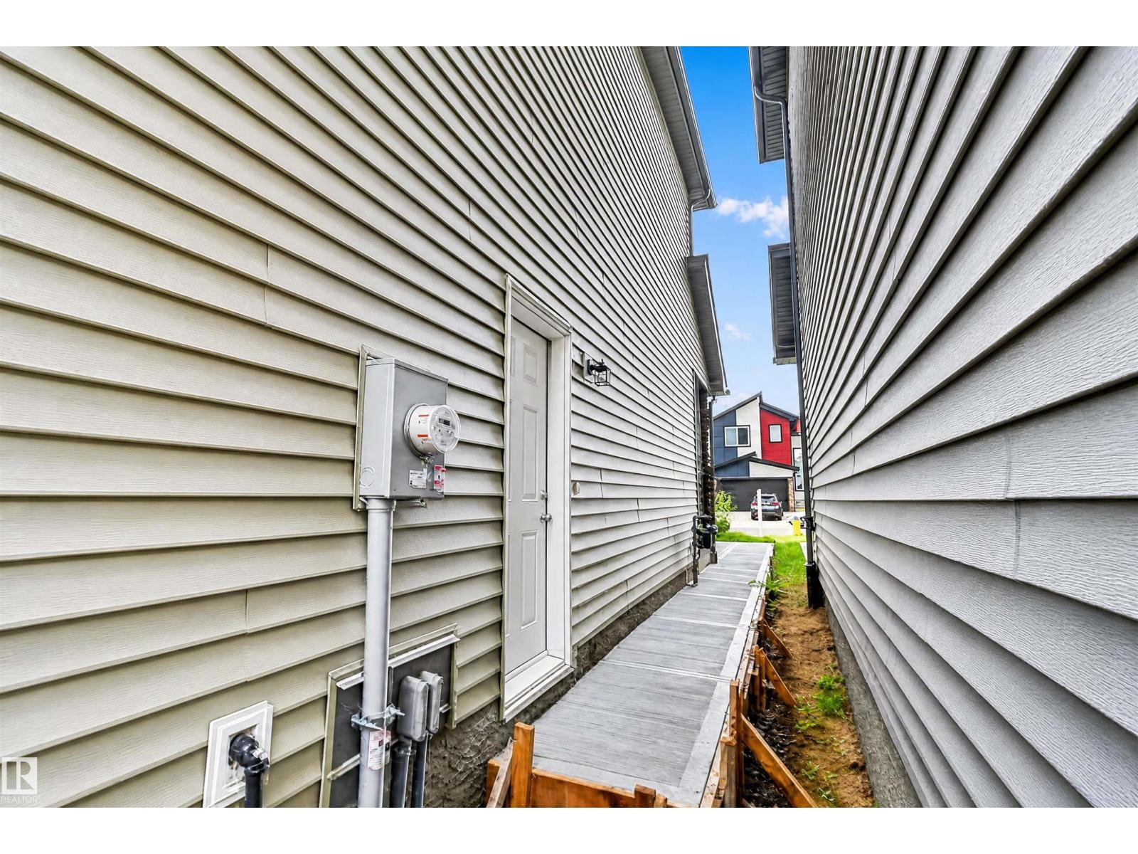 1676 27 ST NW - 5