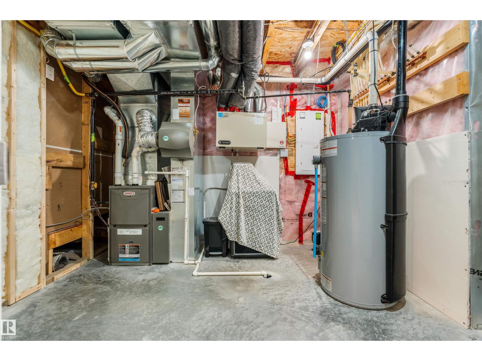 22107 88 AV NW - Image 38