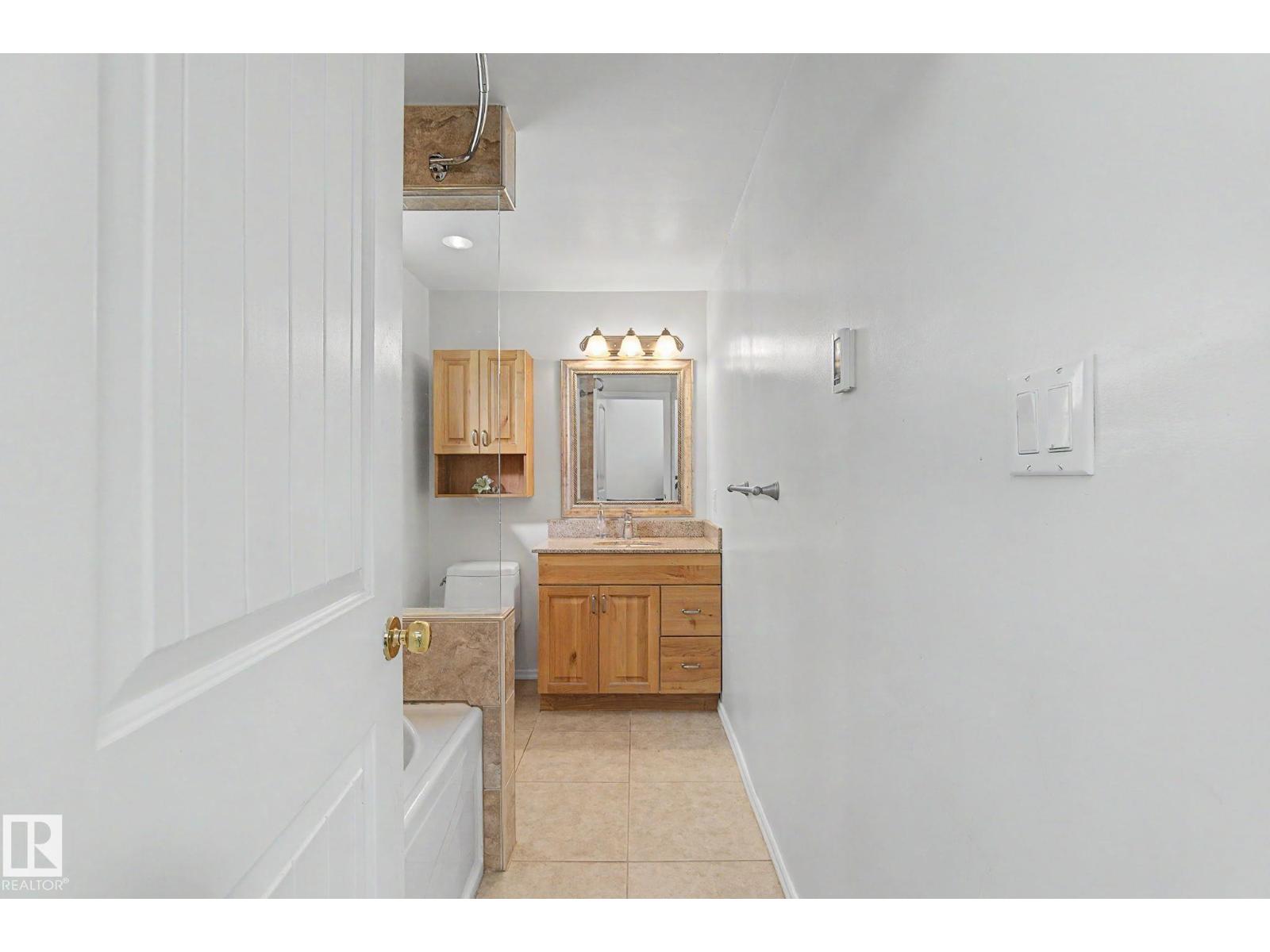 11167 52 ST NW - Image 34