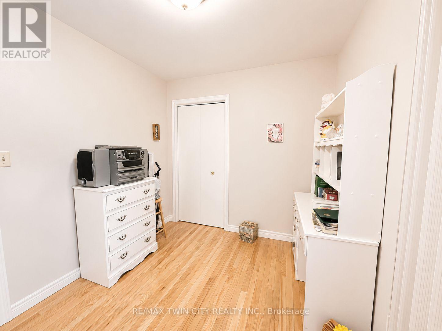 36 OAKHILL DRIVE N - Image 27
