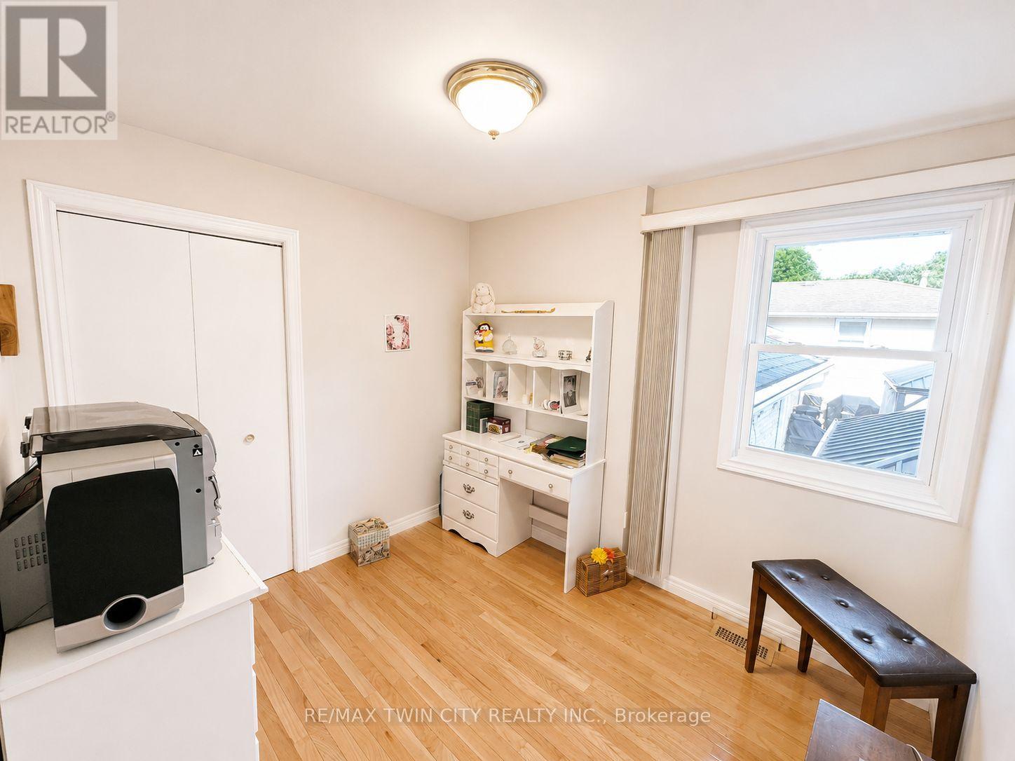 36 OAKHILL DRIVE N - 28