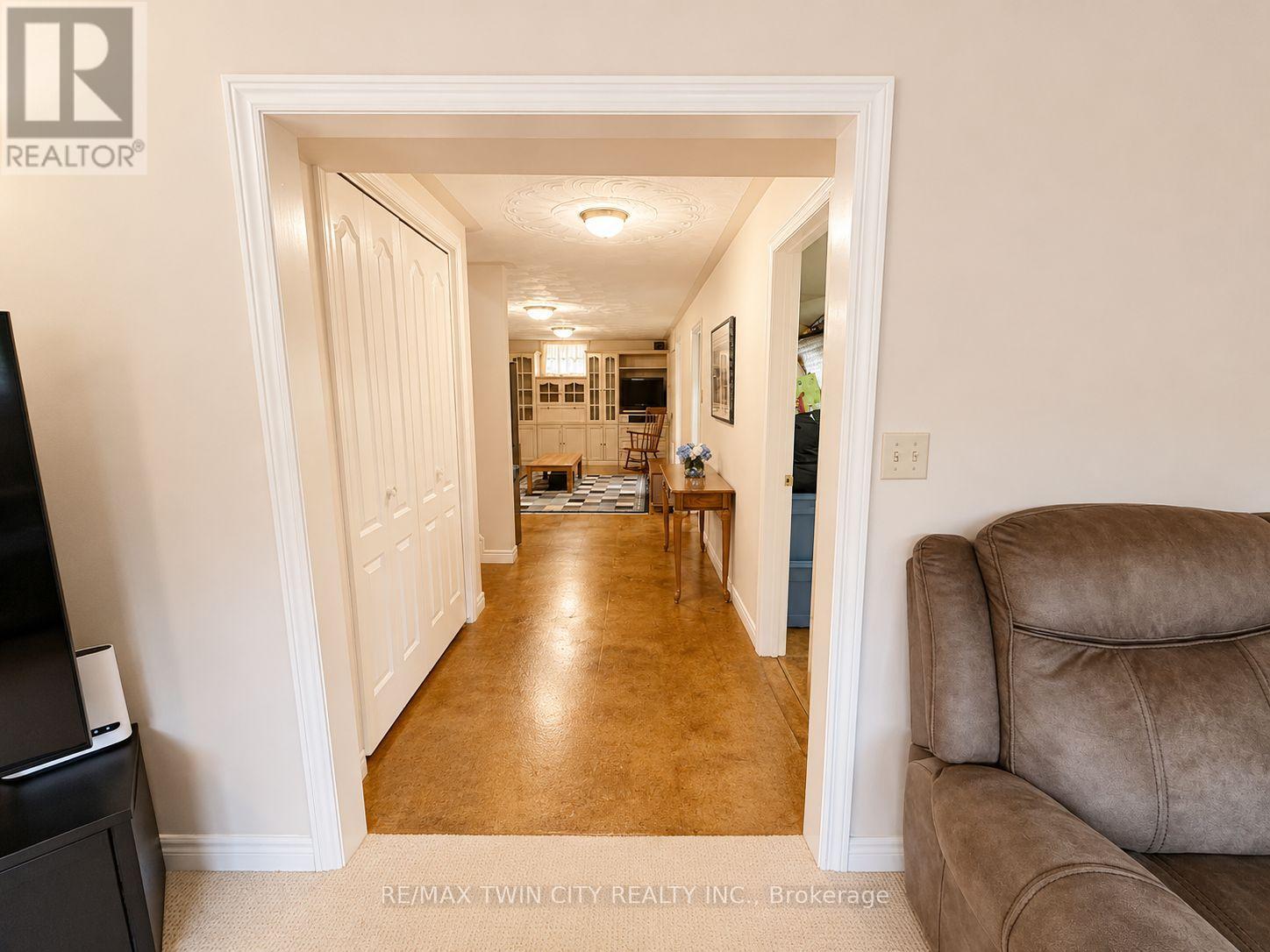 36 OAKHILL DRIVE N - Image 33