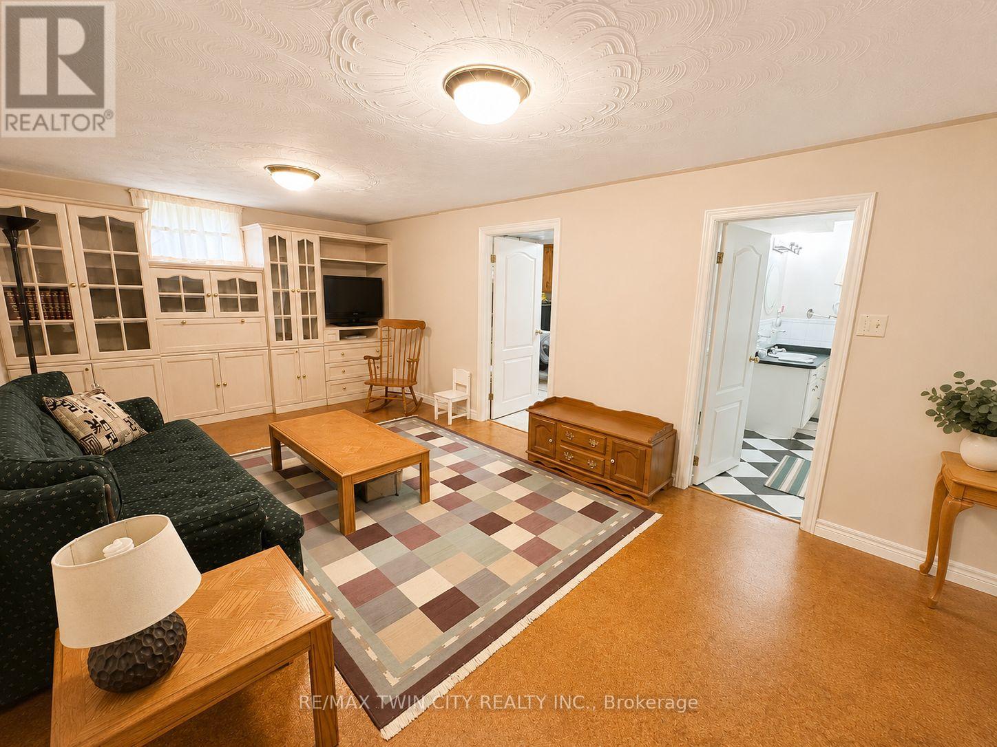 36 OAKHILL DRIVE N - Image 38
