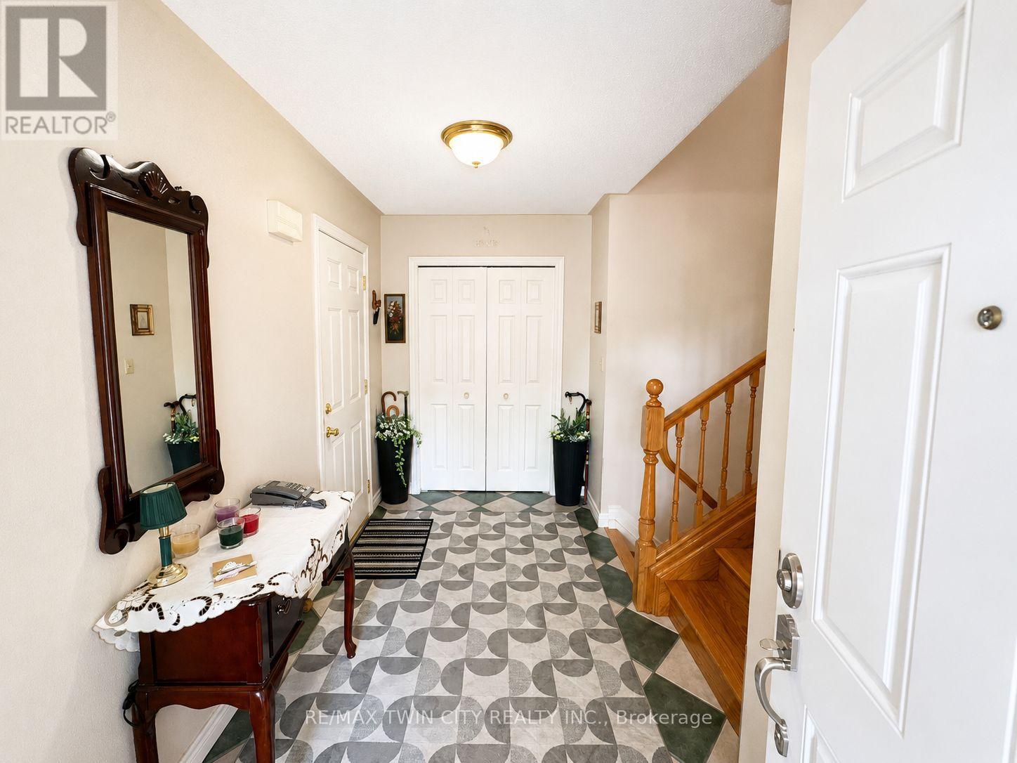 36 OAKHILL DRIVE N - Image 40