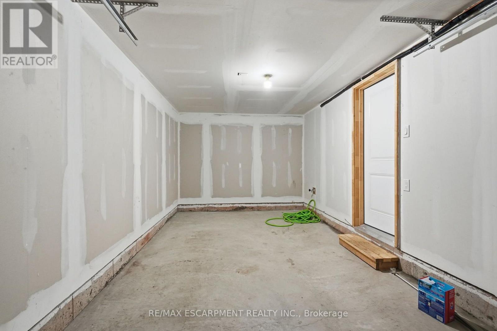 #119 19 ROXANNE DRIVE - 26