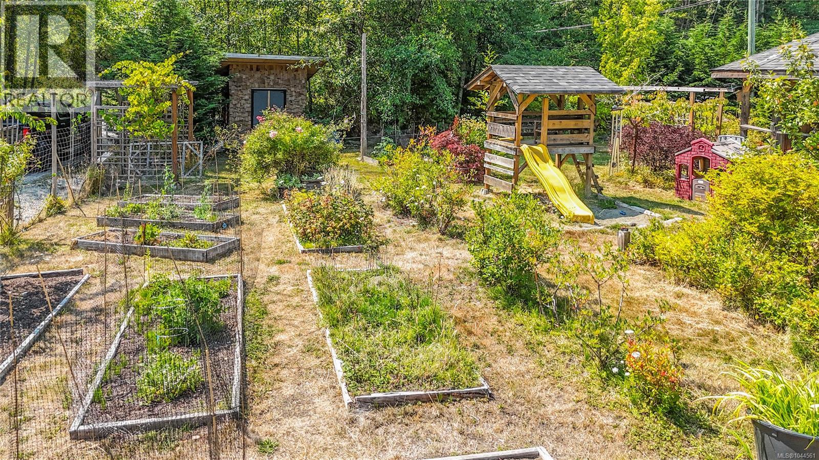 877 Hutchinson Rd - Image 35