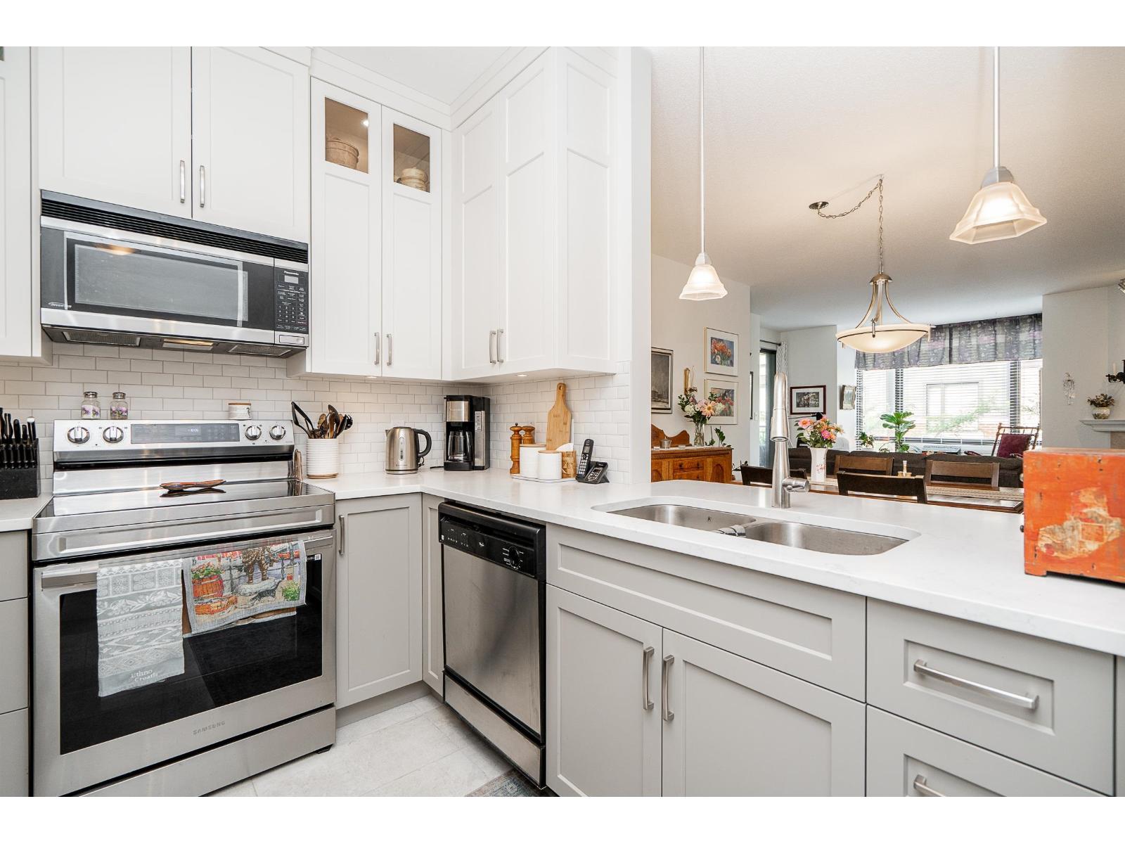 403 1551 FOSTER STREET, White Rock