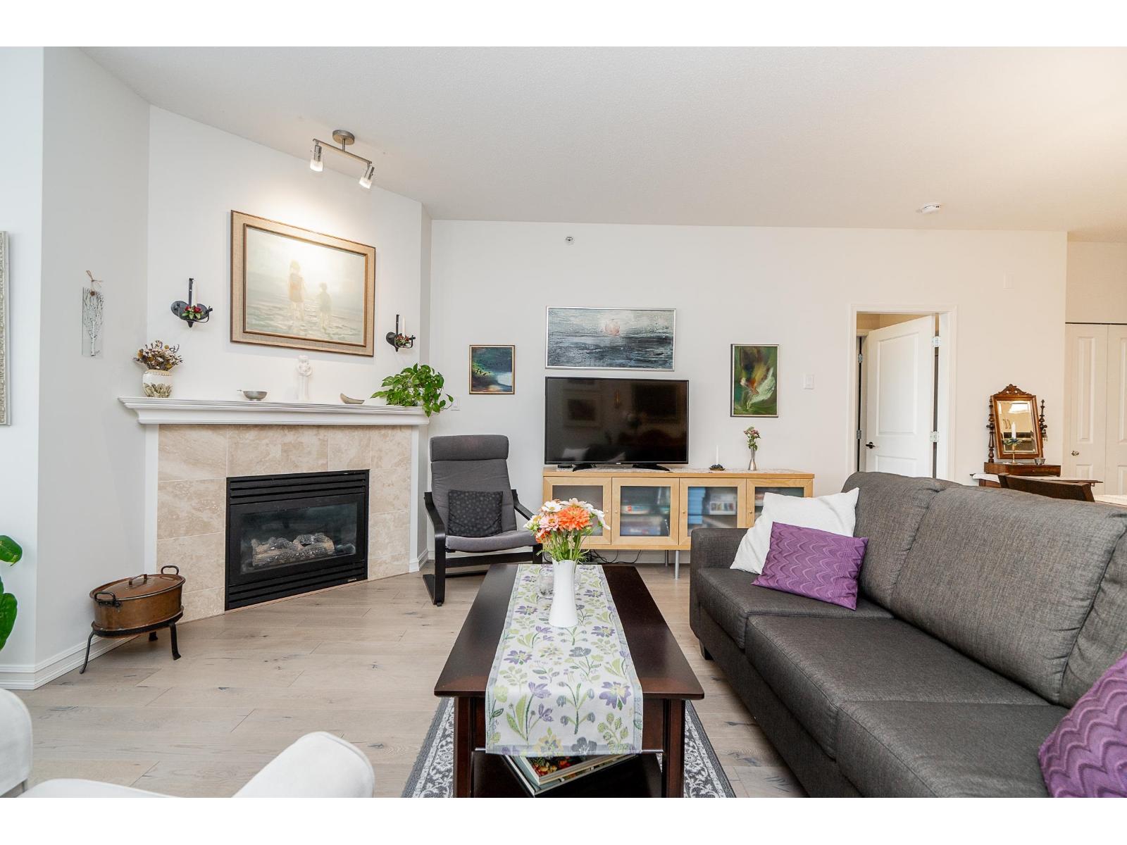 403 1551 FOSTER STREET, White Rock