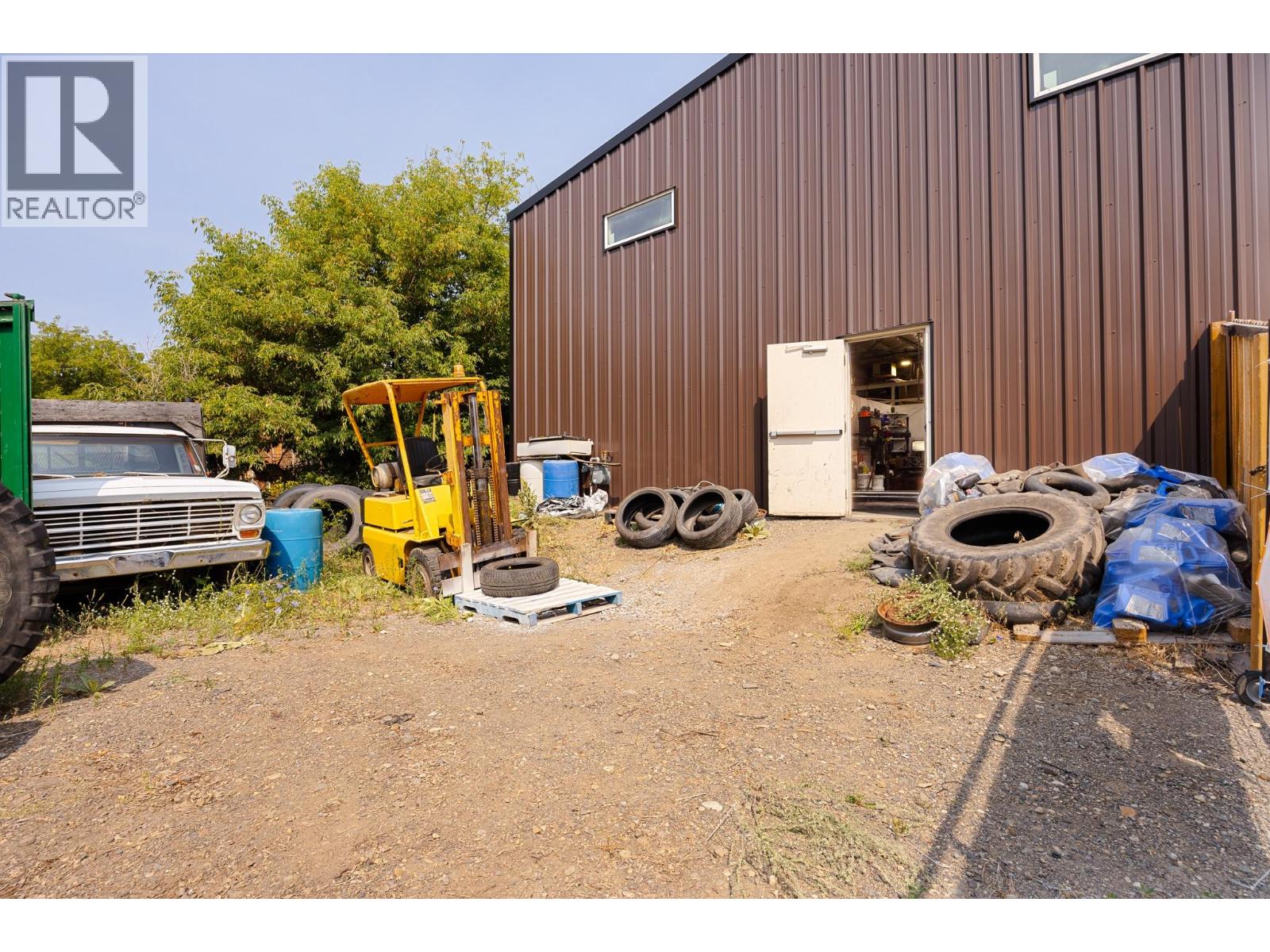 5755 97 Highway, Falkland
