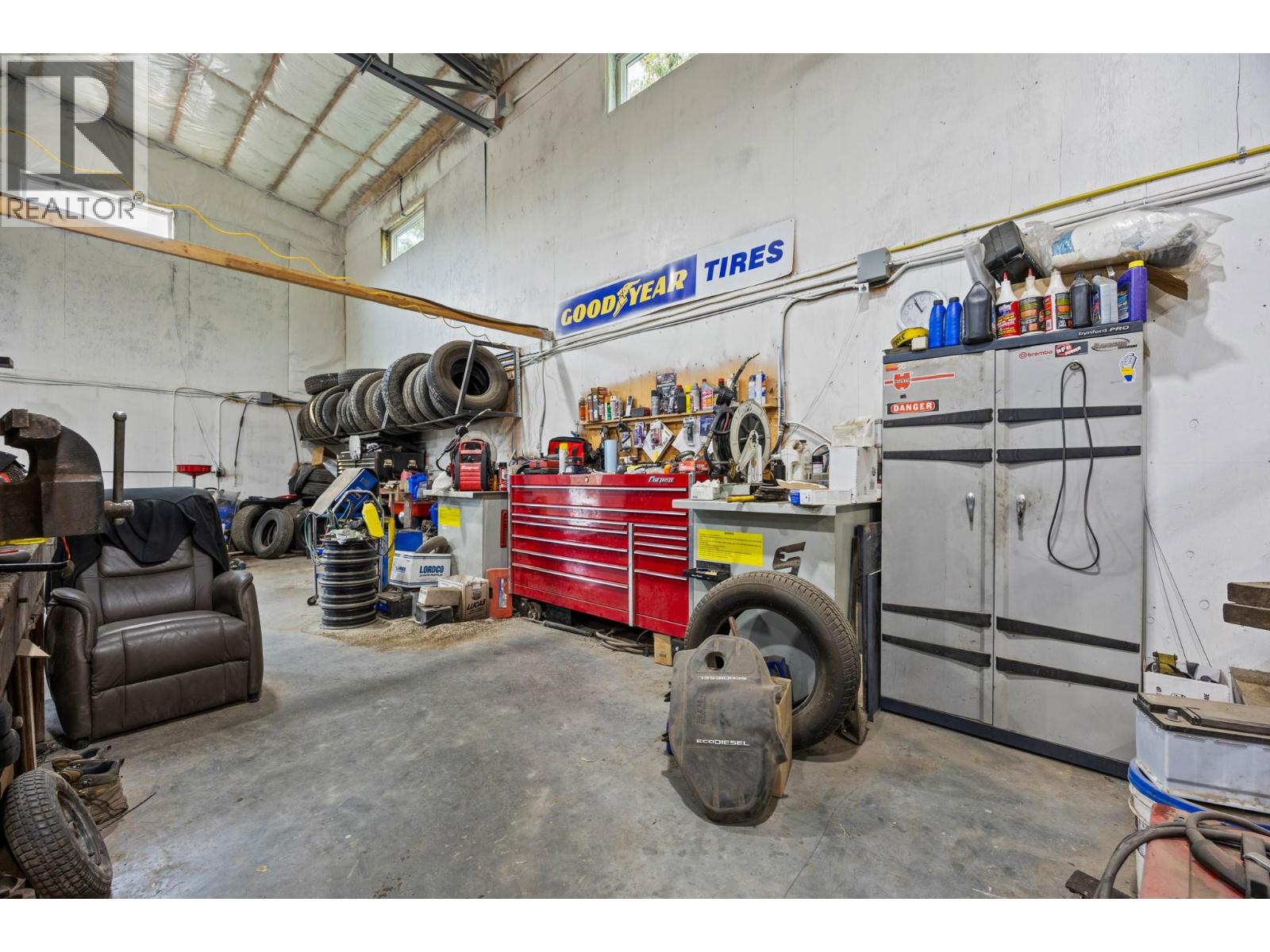 5755 97 Highway, Falkland