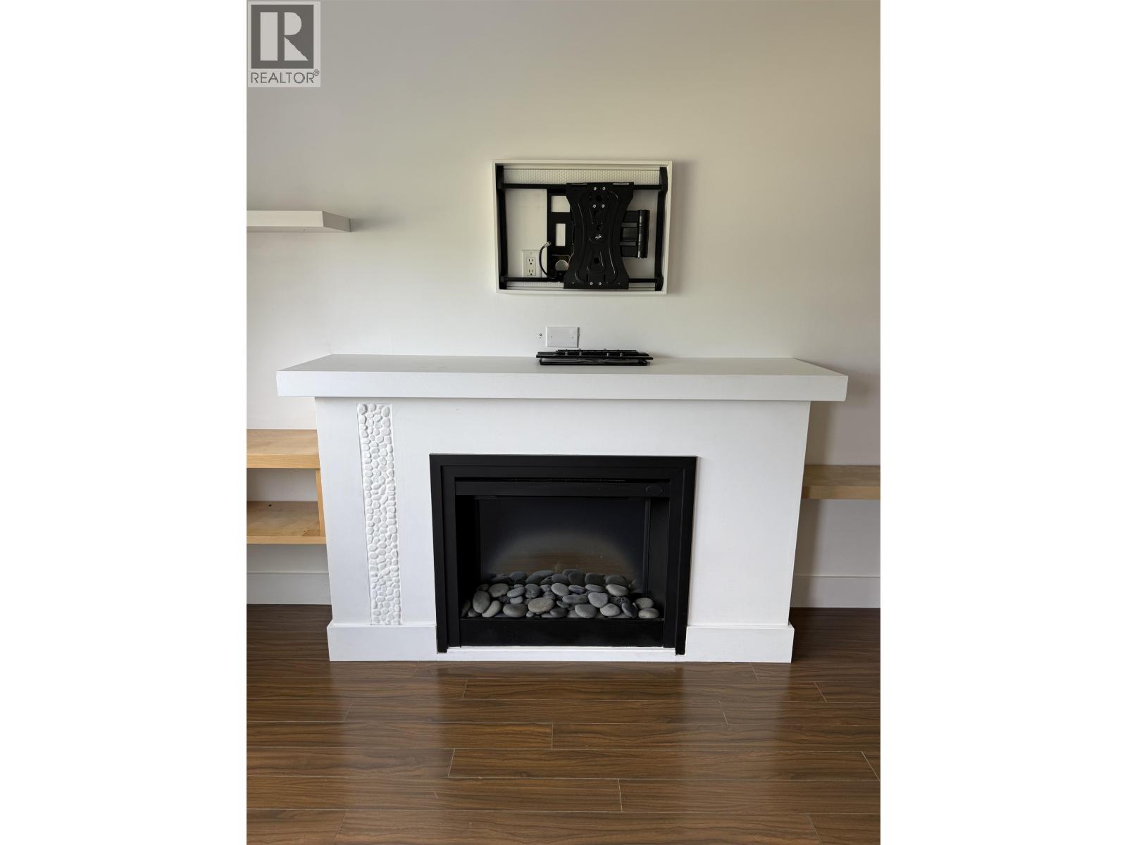 207 1336 MAIN STREET, Squamish