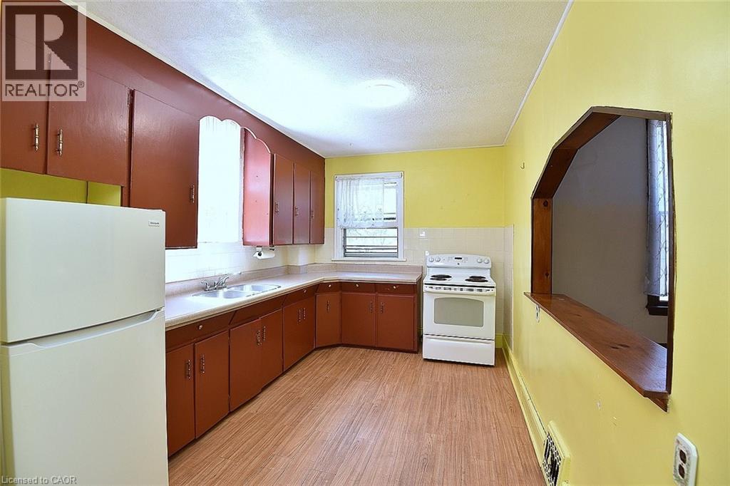 70 RAY Street S - Image 15