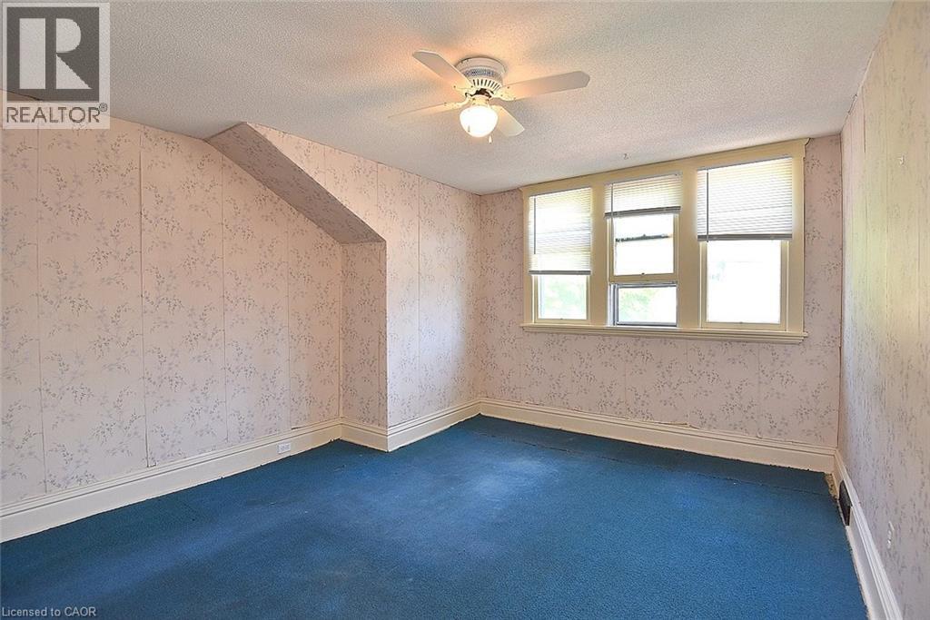 70 RAY Street S - 22
