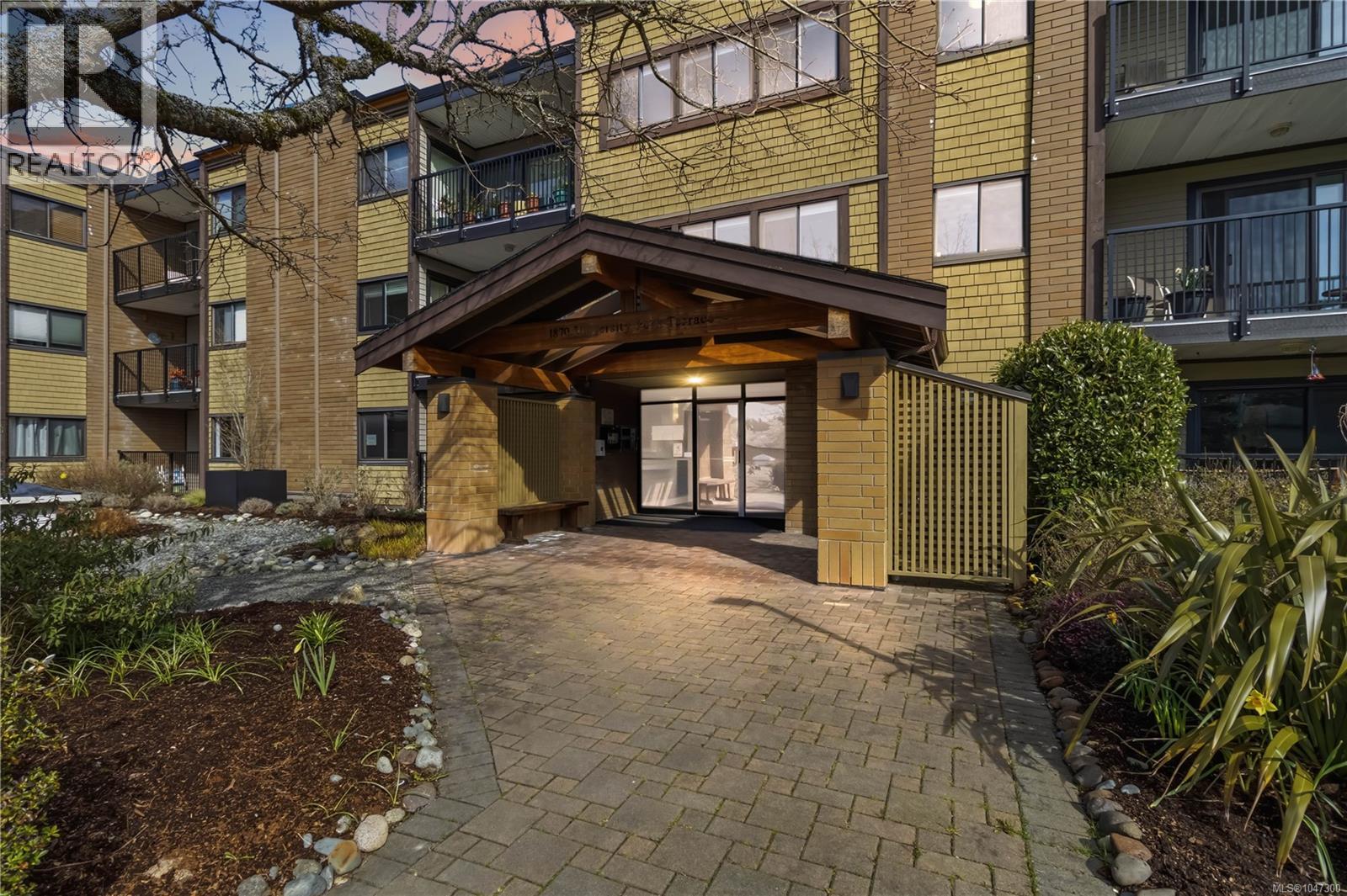 224 1870 McKenzie Ave, Saanich