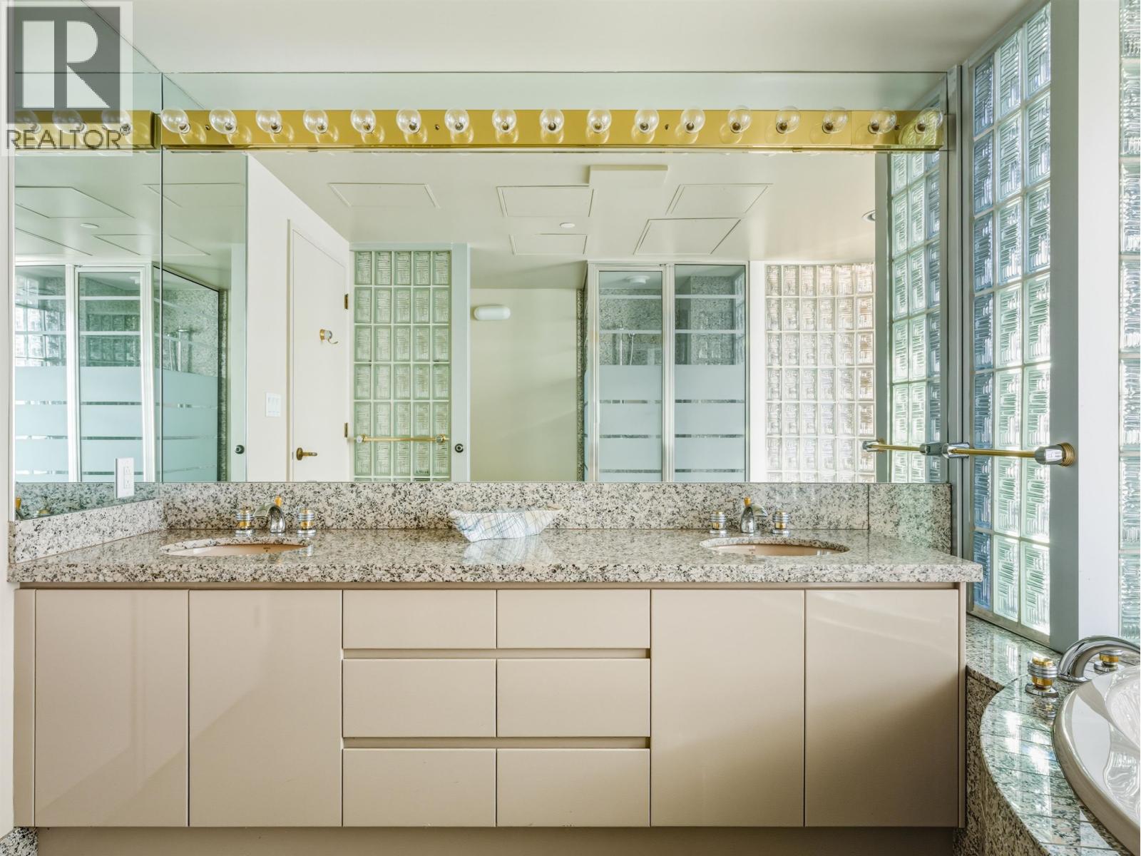 10 2250 BELLEVUE AVENUE, West Vancouver