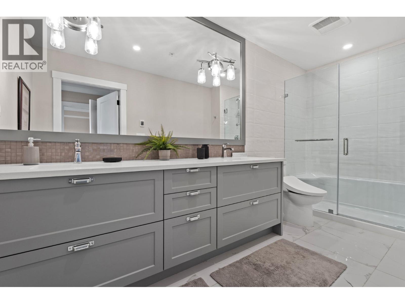 303 3755 CHATHAM STREET, Richmond