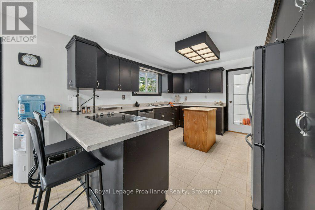 17 WEST PARK LANE/ 32 TALL PINE ROAD - 15