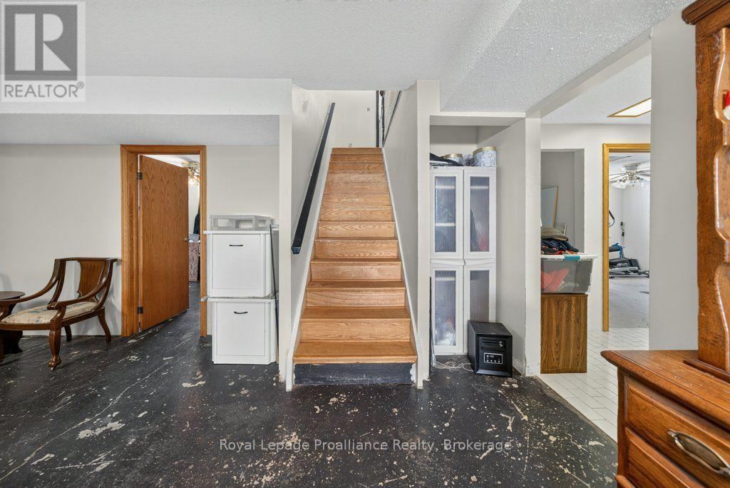 17 WEST PARK LANE/ 32 TALL PINE ROAD - Image 33