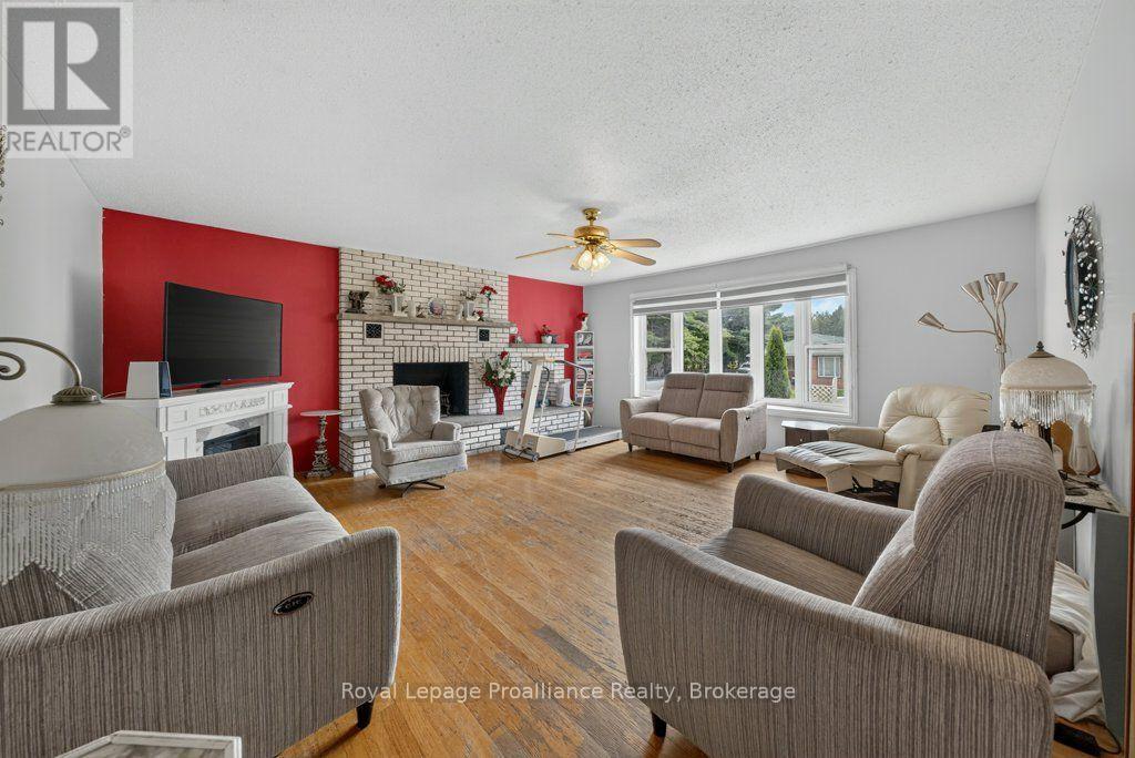 17 WEST PARK LANE/ 32 TALL PINE ROAD - 8