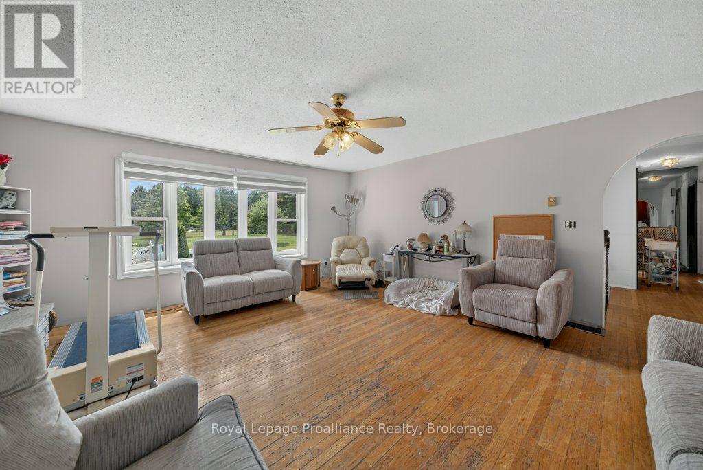 17 WEST PARK LANE/ 32 TALL PINE ROAD - 9