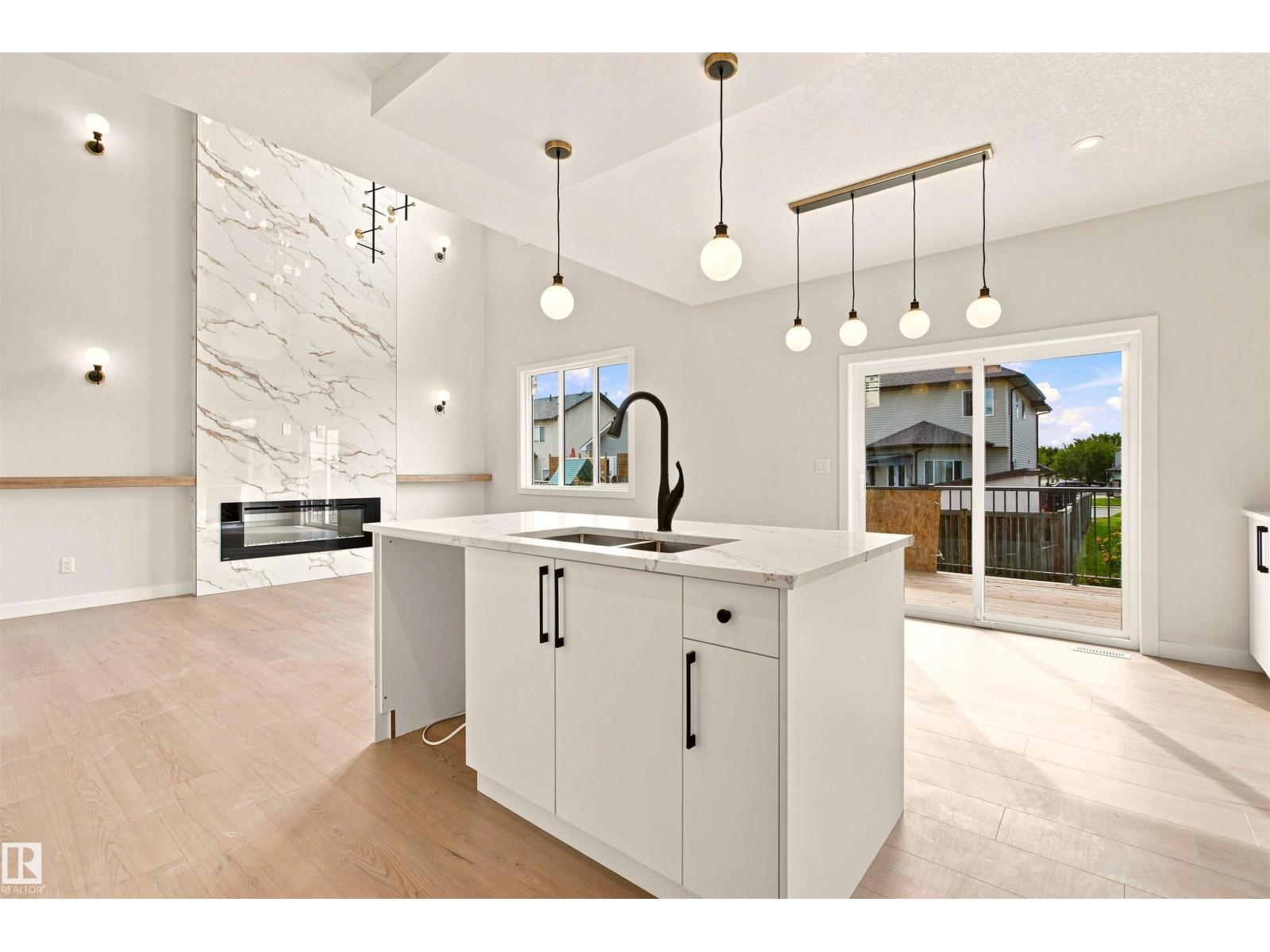 10458 104 ST - 14
