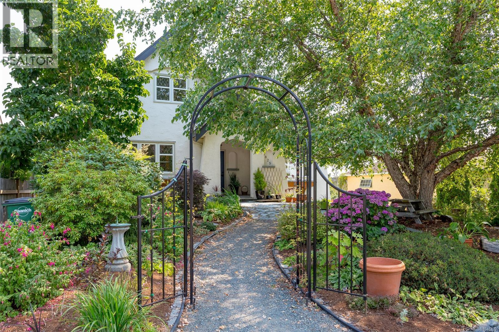  2825 Austin Avenue, Saanich
