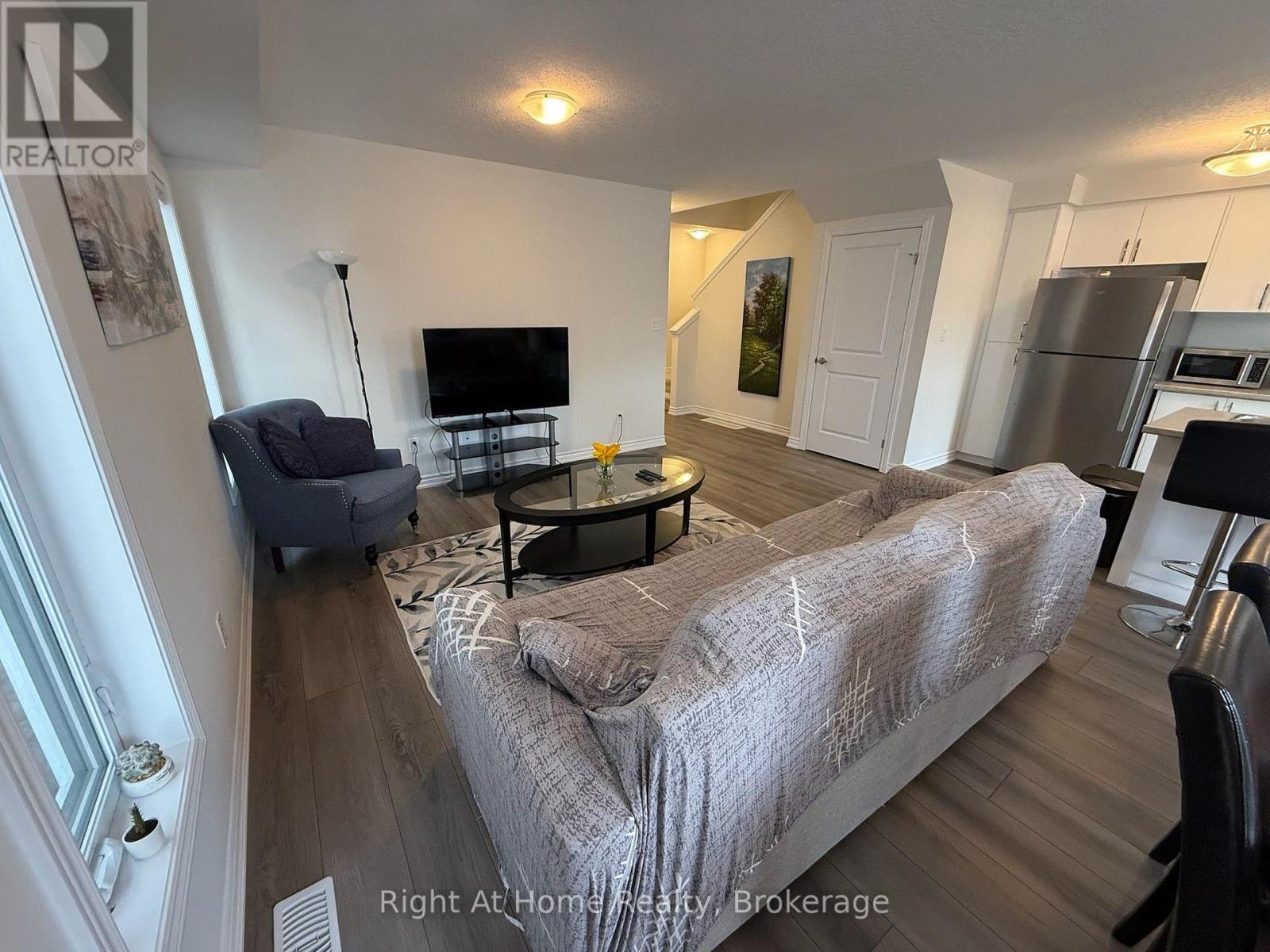 UPPER - 217 BENNINGER DRIVE — photo 2