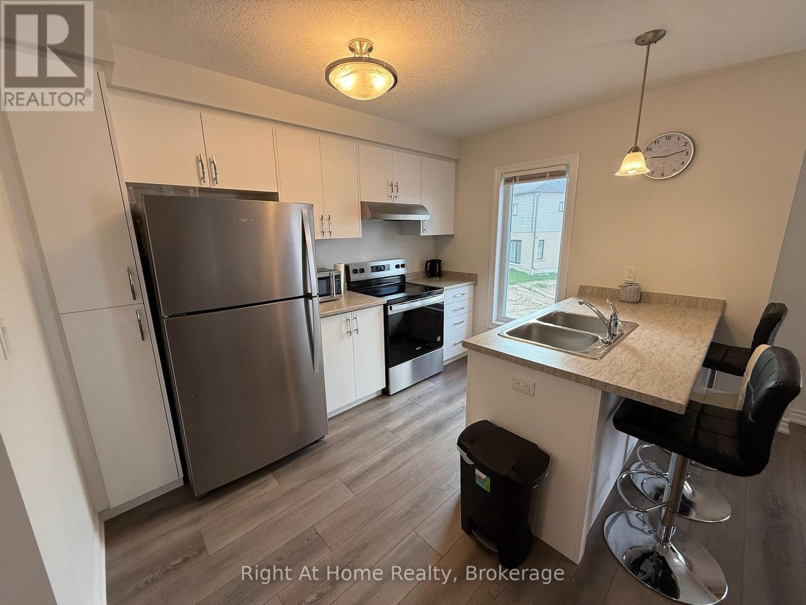 #Upper 217 Benninger Drive, Kitchener, Ontario, N2E0K1, Kitchener, Ontario — photo 5 of 5