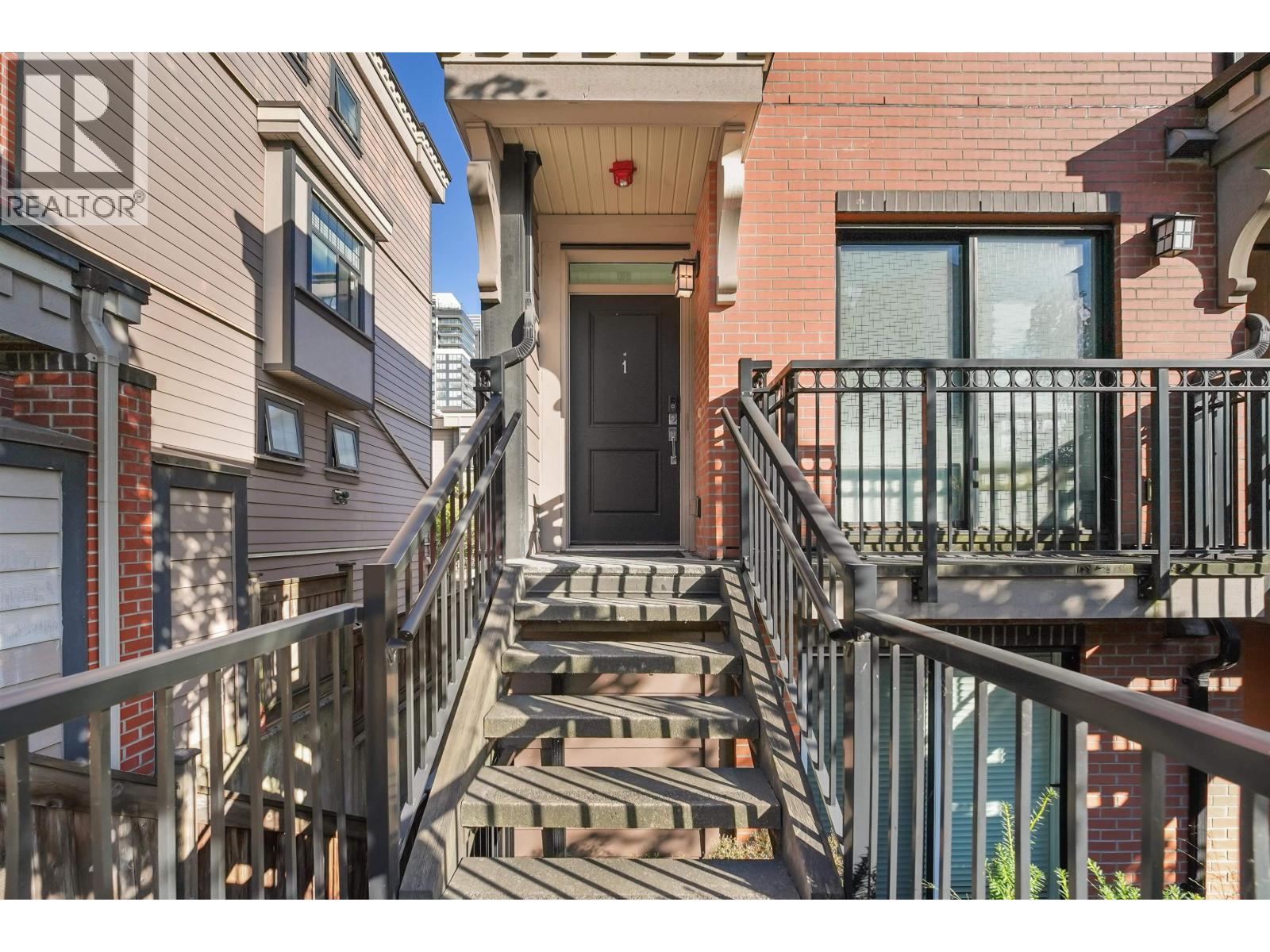 1 838 ROYAL AVENUE, New Westminster