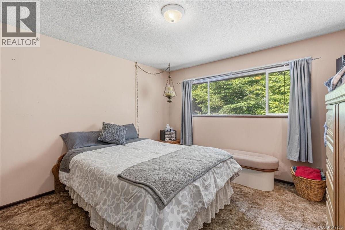 422 Battie Dr, Ladysmith