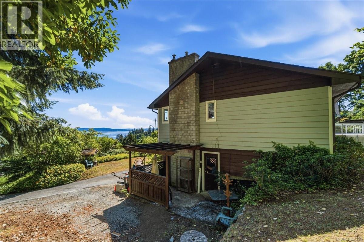 422 Battie Dr, Ladysmith