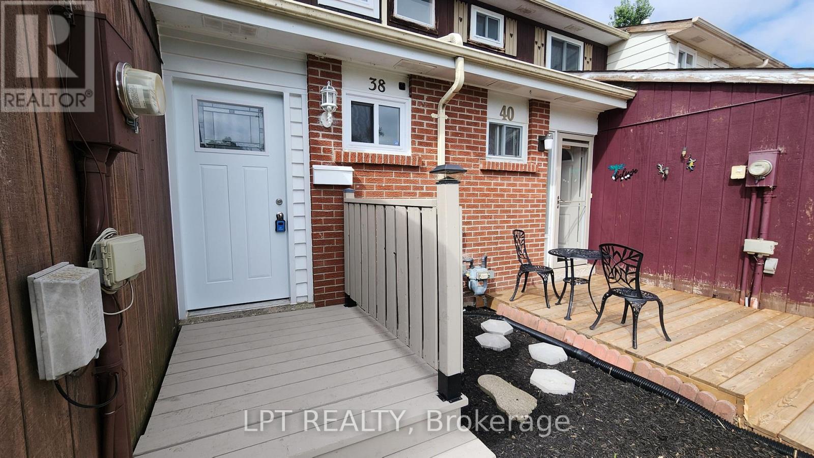 38 CHAUCER CRESCENT - 22