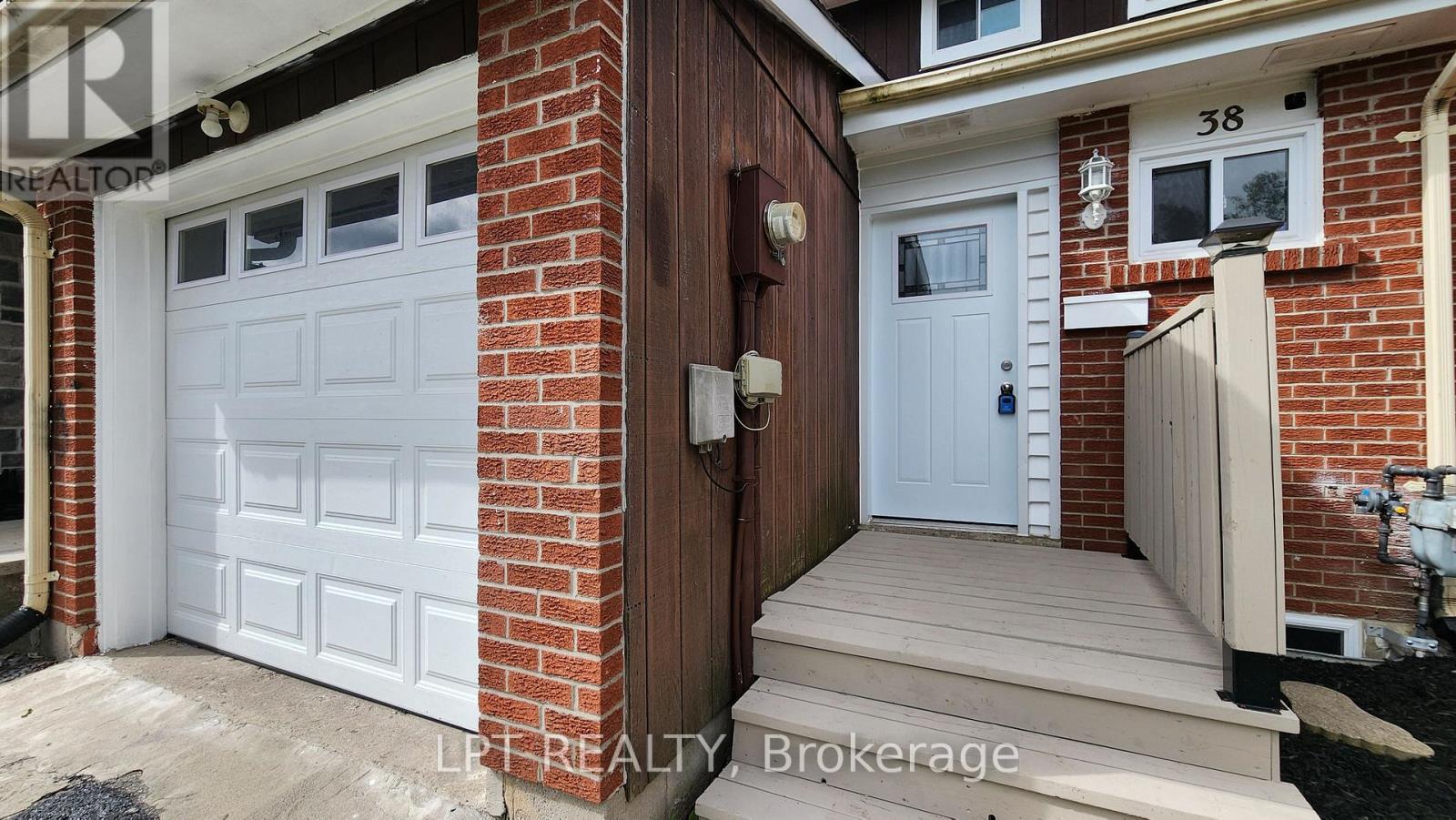 38 CHAUCER CRESCENT - 2