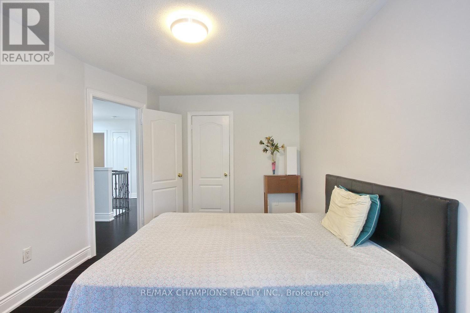 28 EGYPT DRIVE - 32