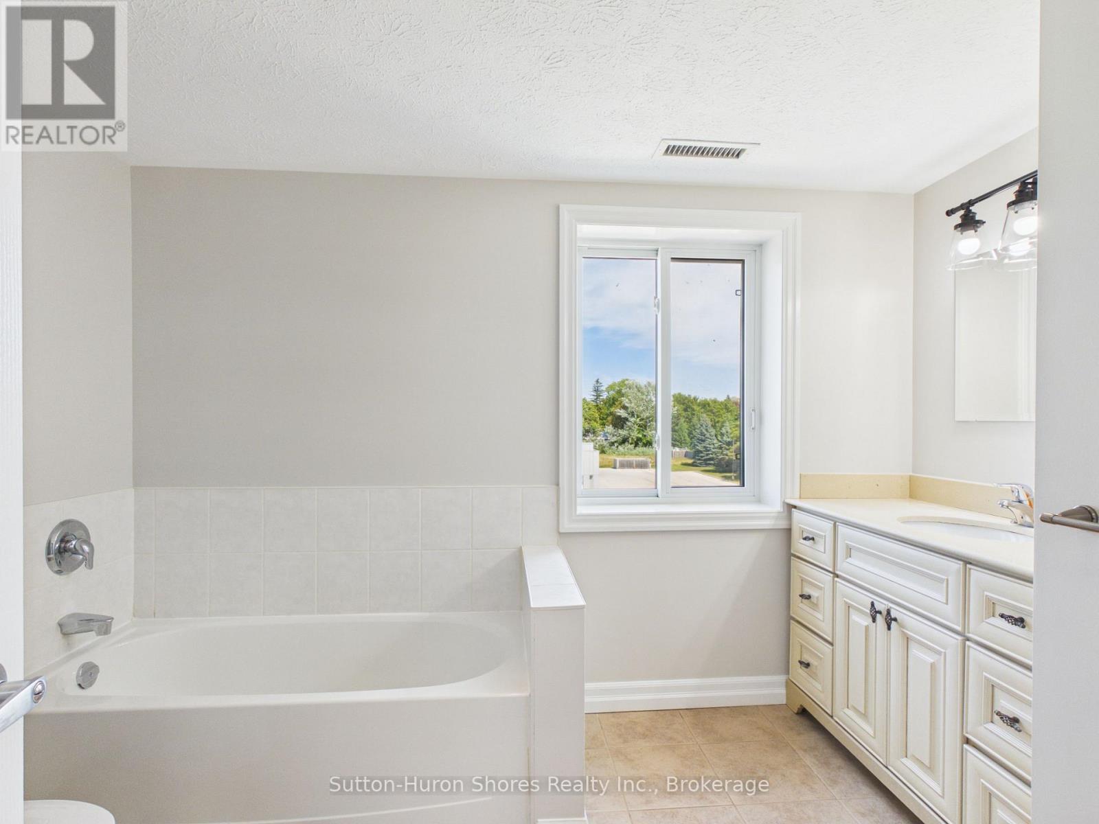 #402 221 ADELAIDE STREET - 15