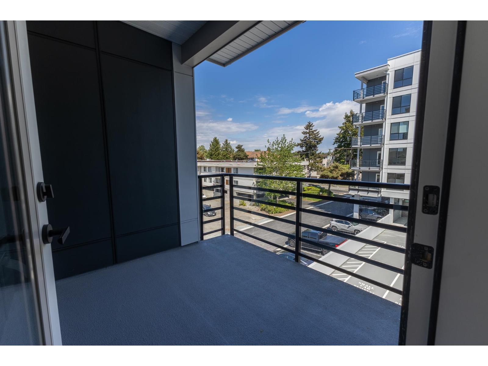 319 20769 FRASER HIGHWAY, Langley